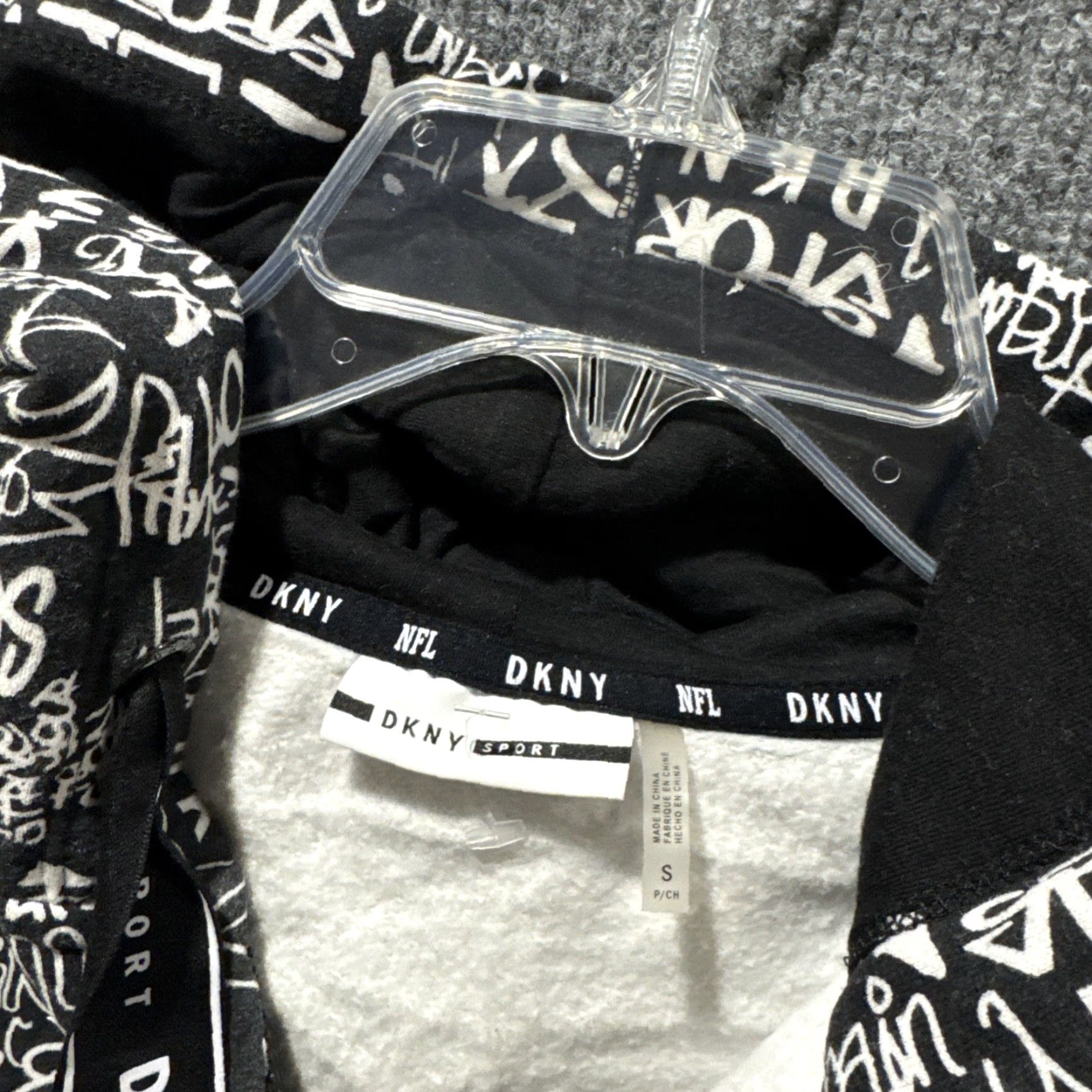DKNY VINTAGE DKNY Detroit Lions Y2K Graffiti Print AOP Zip-Up Hoodie S Women Black Full Zip/Lions Activewear Mens Womens Size S / US 4 / IT 40 - 6 Thumbnail