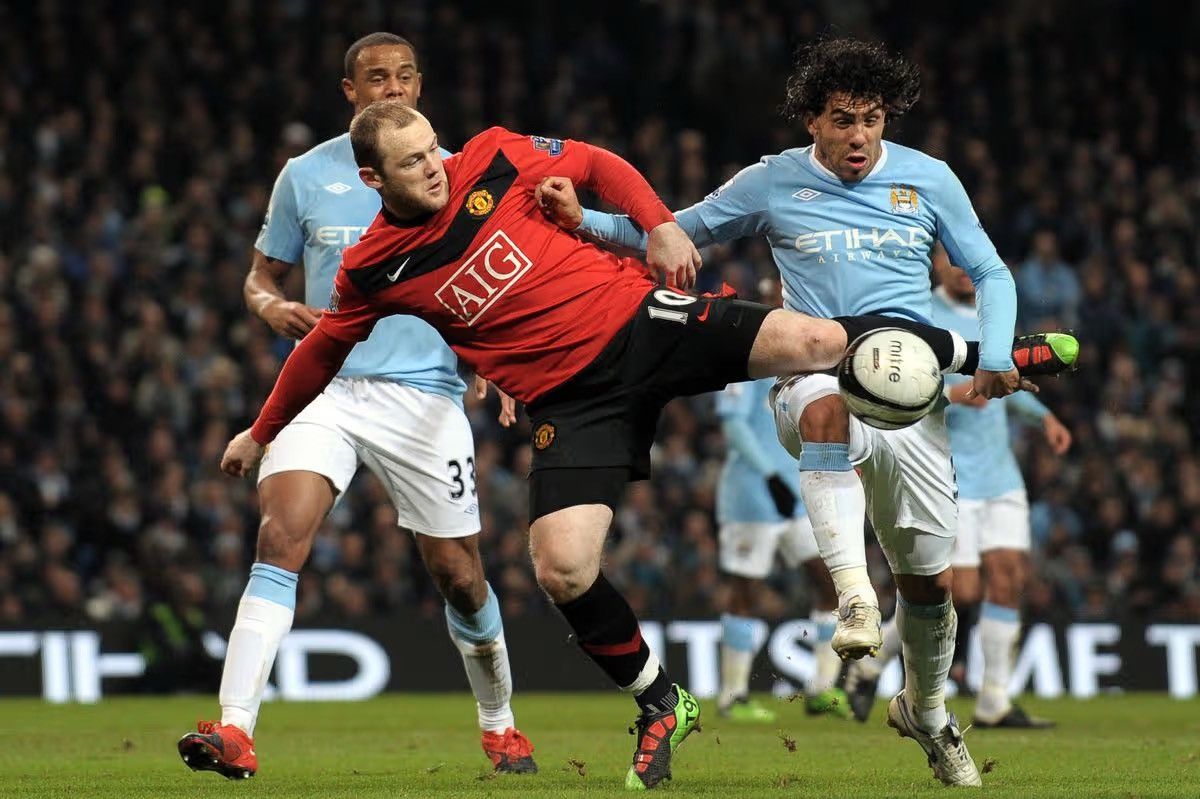 Nike Vintage Manchester United 2009-2010 Home Soccer Jersey Shirt Size US M / EU 48-50 / 2 - 3 Thumbnail