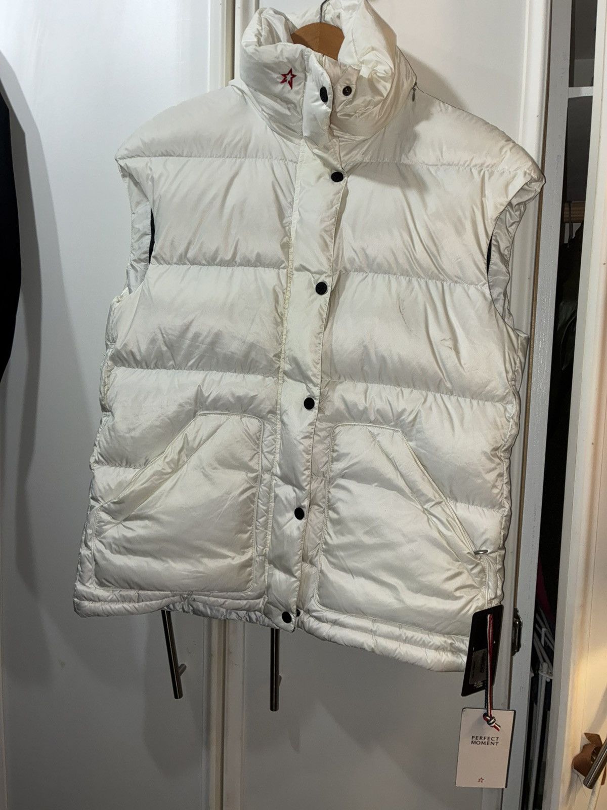 Perfect Moment Perfect moment new with tags white 700 down vest w- small Size US S / EU 44-46 / 1 - 2 Thumbnail