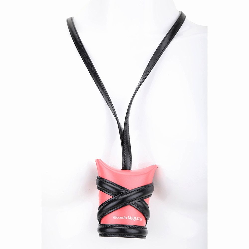 o1y0325 Size: OS / Key Ring in Black & Coral