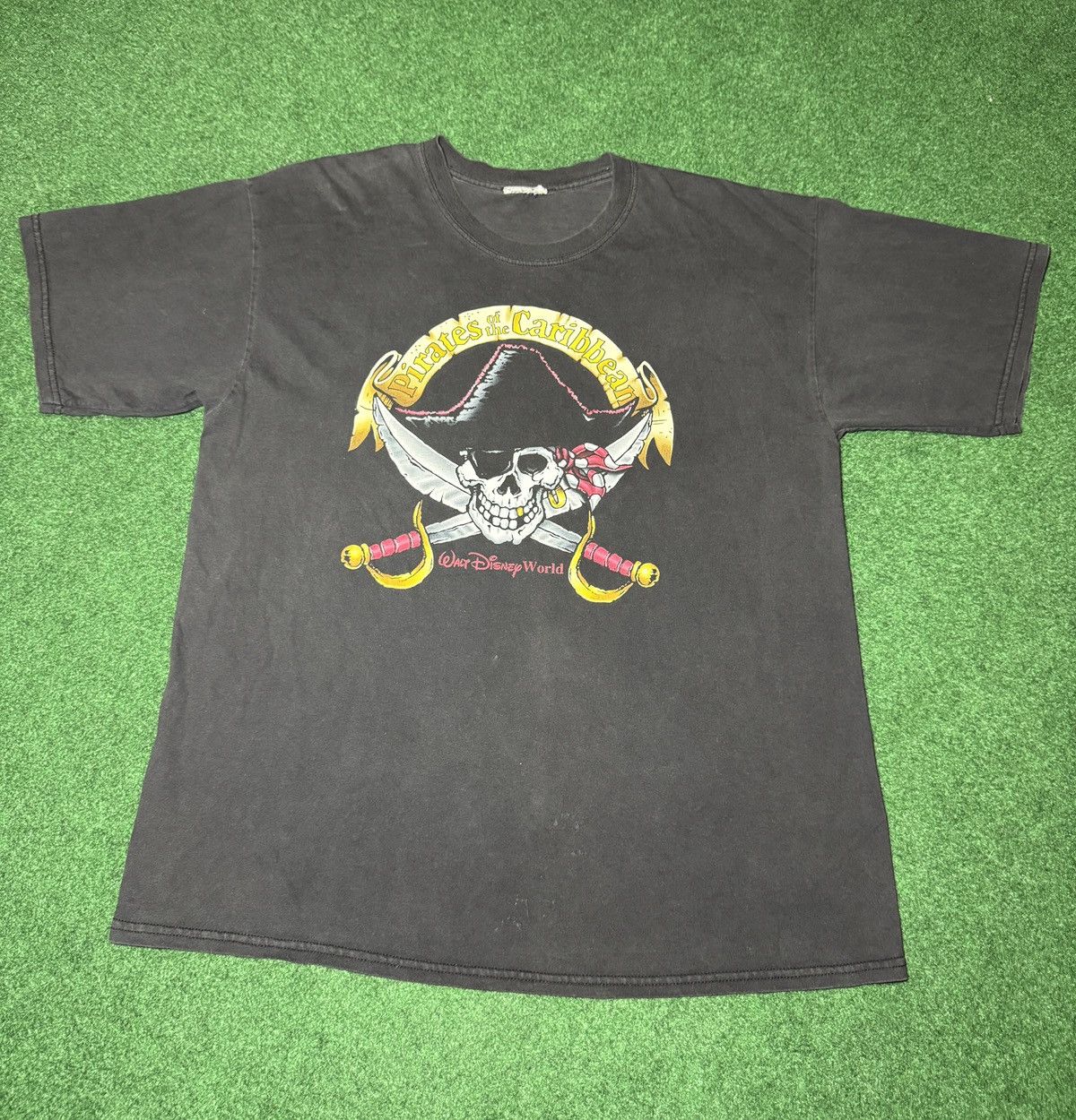 Disney × Vintage Vintage Y2K Pirates Of The Caribbean Disney Skull T Shirt Size US XXL / EU 58 / 5 - 1 Thumbnail