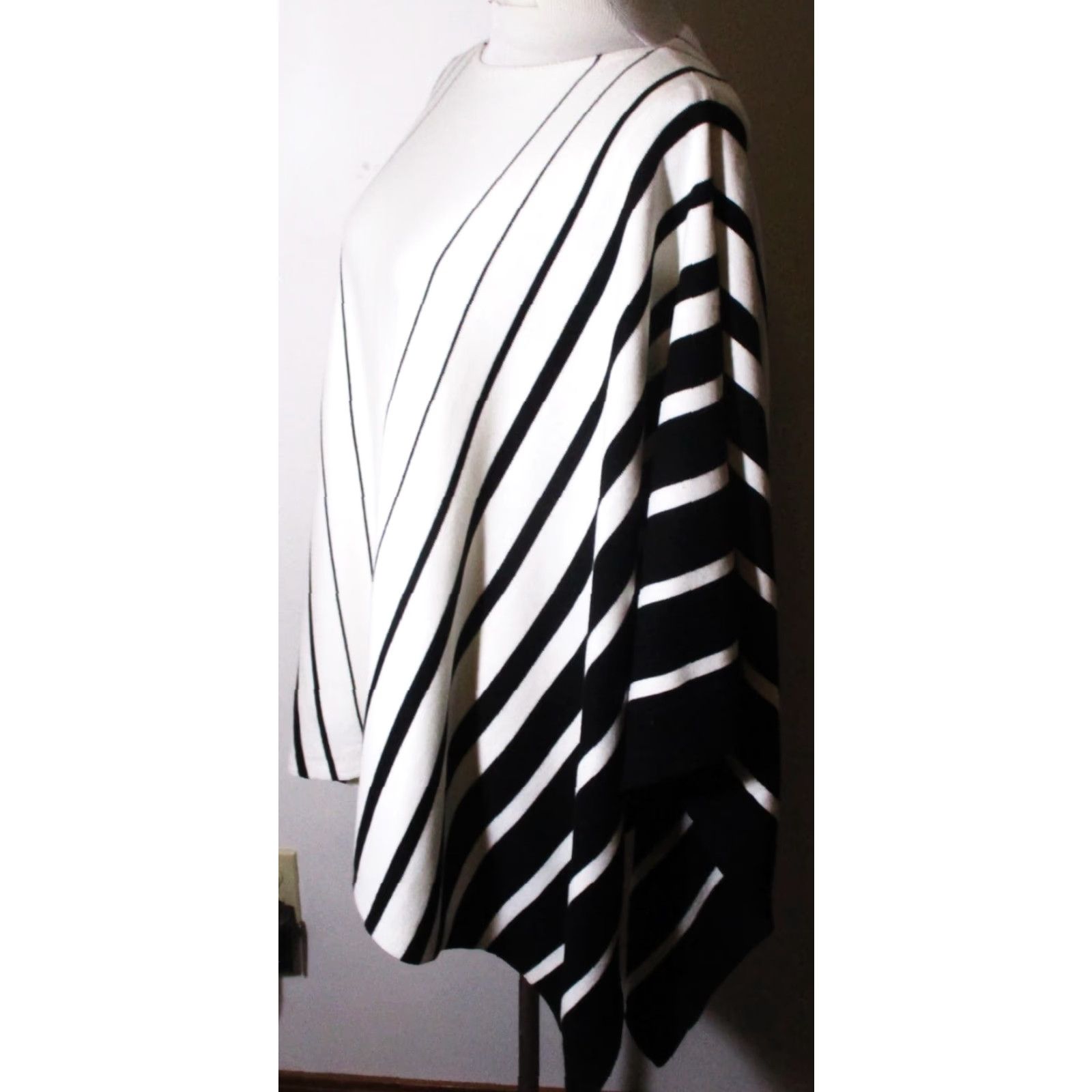 Ralph Lauren LAUREN Ralph Lauren White Black Knit Sweater Poncho Size S/M Shirt Womens Knit Poncho Size S / US 4 / IT 40 - 4 Thumbnail