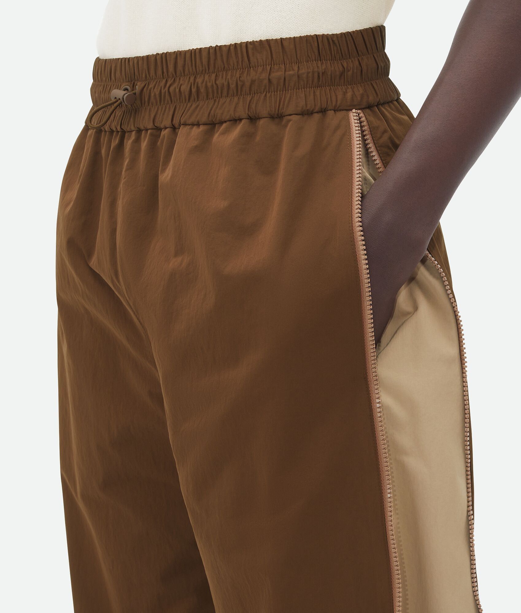 Bottega Veneta o1n1vont0125 Contrasting Zipper Tech Nylon Pant in Brown Size US 34 / EU 50 - 4 Thumbnail