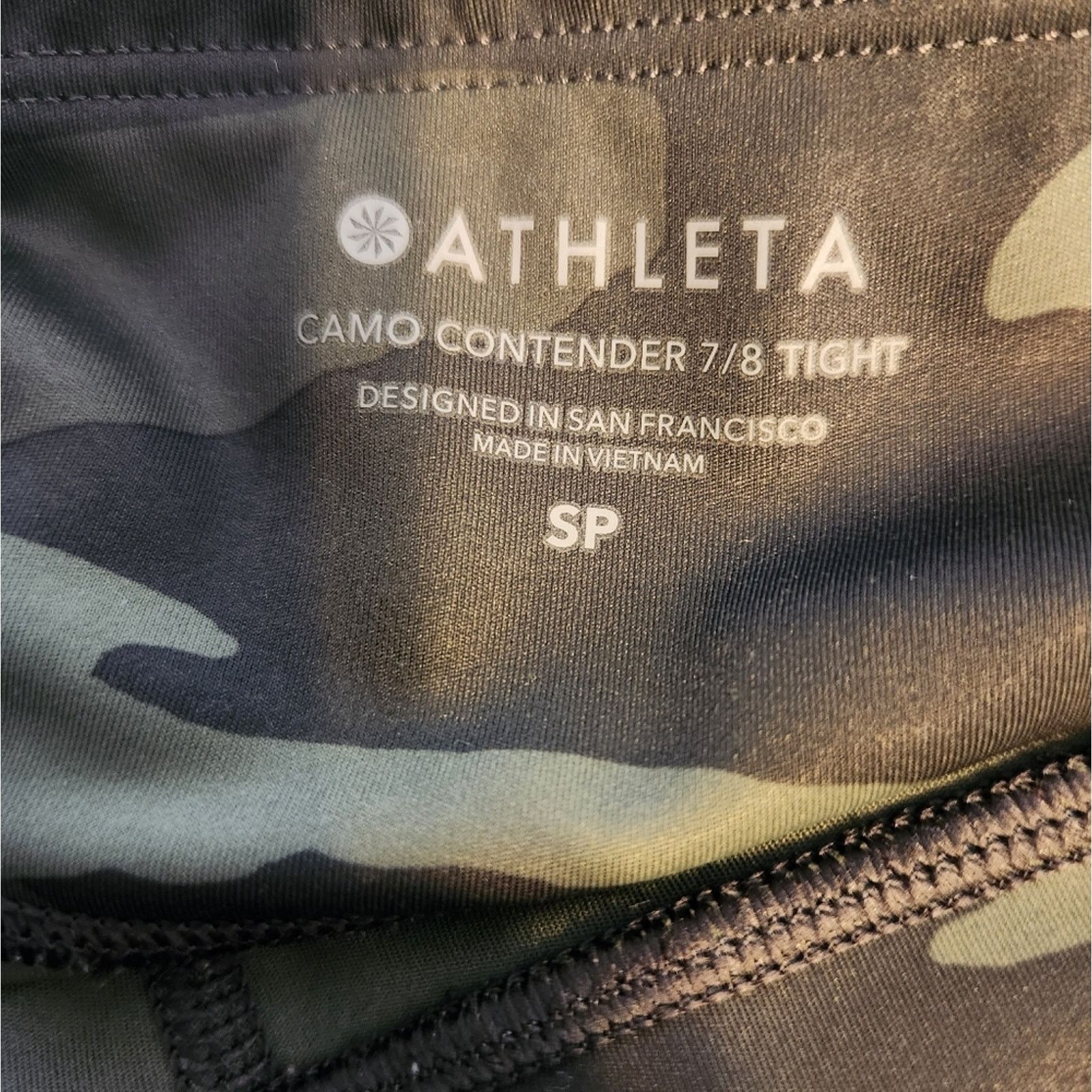 Athleta Athleta Camo Contender 7/8 tight in black Olive small Petite Size 27" / US 4 / IT 40 - 5 Thumbnail