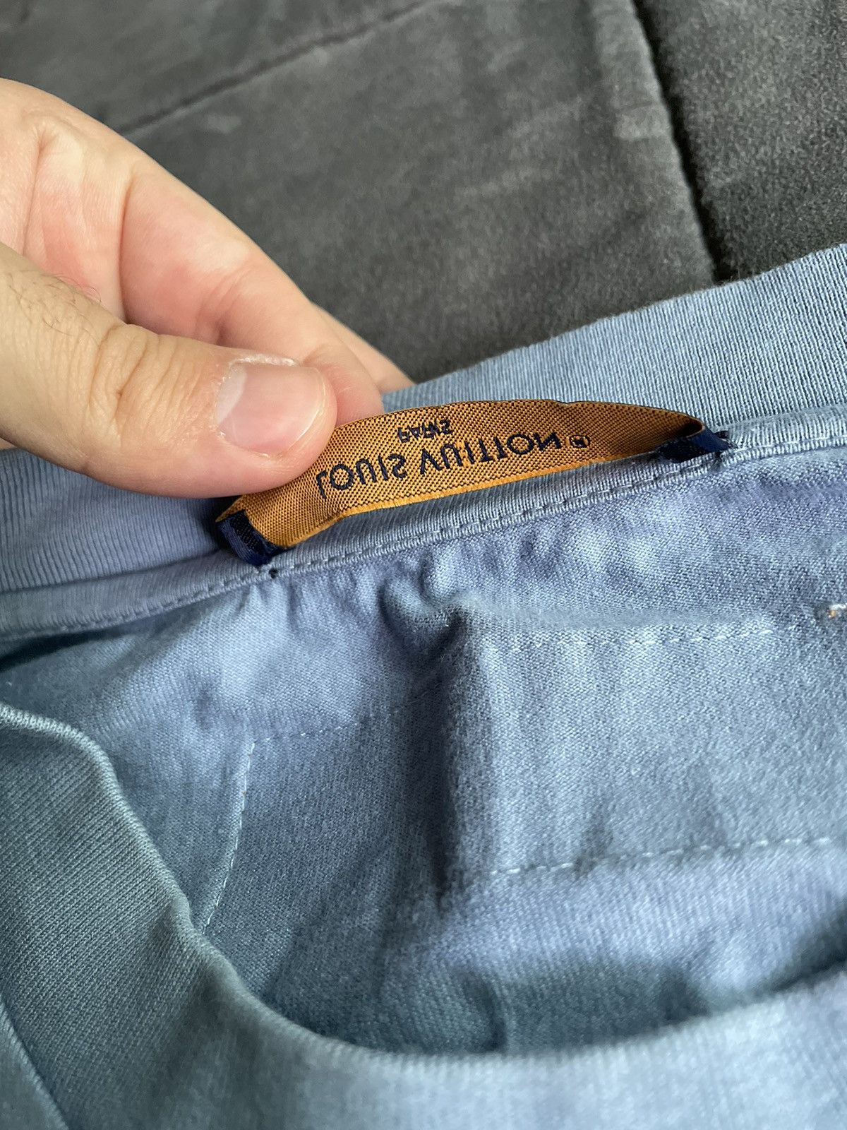 Louis Vuitton Louis Vuitton Blue Embossed Logo T Shirt Size US XL / EU 56 / 4 - 9 Thumbnail