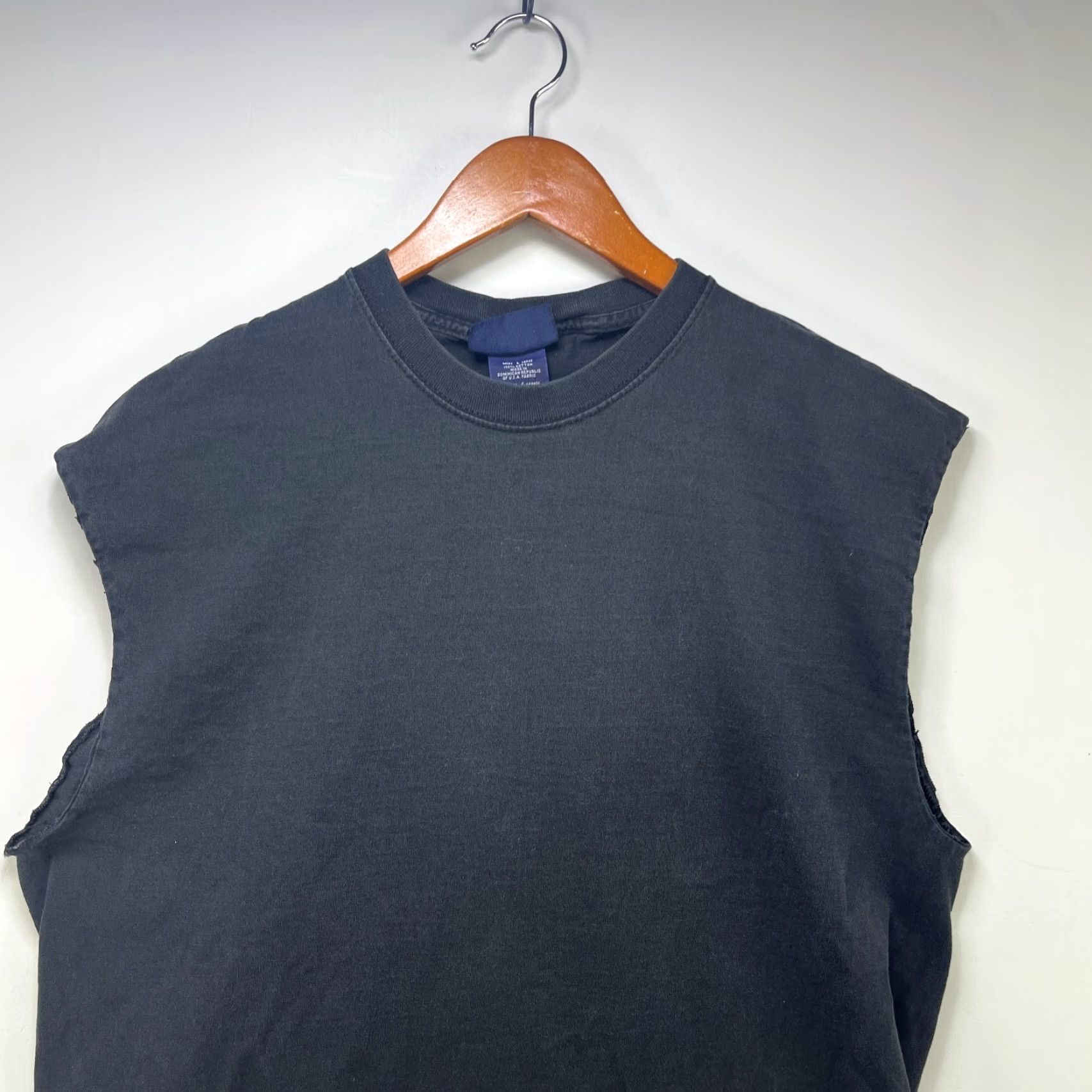 Vintage VINTAGE Sun Faded Blank Black Sleeveless Shirt Large Sun Faded Blank Black Sleeveless Shirt L Black 1990s Vintage Mens T-Shirt Size US L / EU 52-54 / 3 - 2 Thumbnail