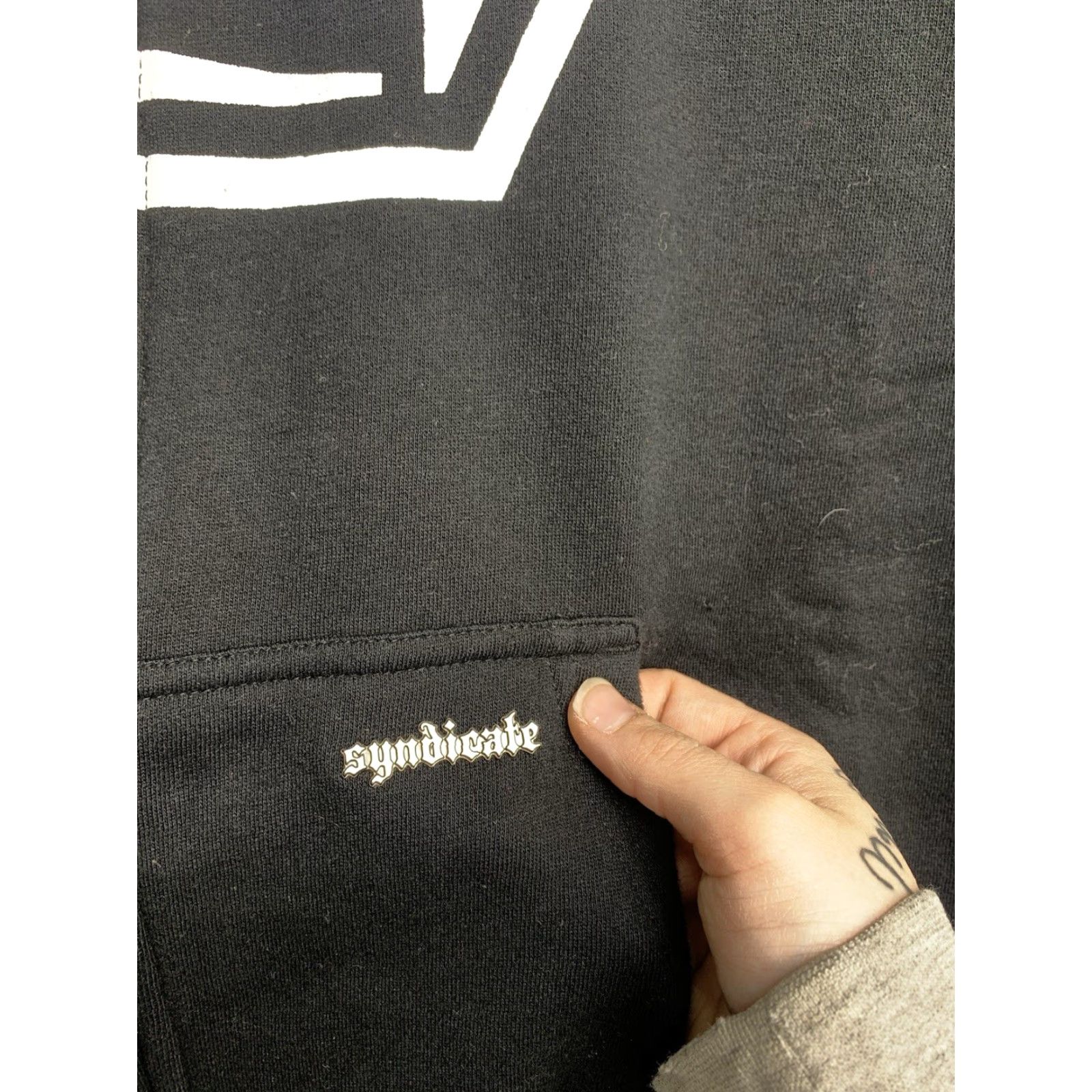 Vintage VINTAGE Syndicate Skater Hoodie Mens Large Full Zip Black Graphic Print Y2K 2000s Grunge Size US L / EU 52-54 / 3 - 5 Thumbnail