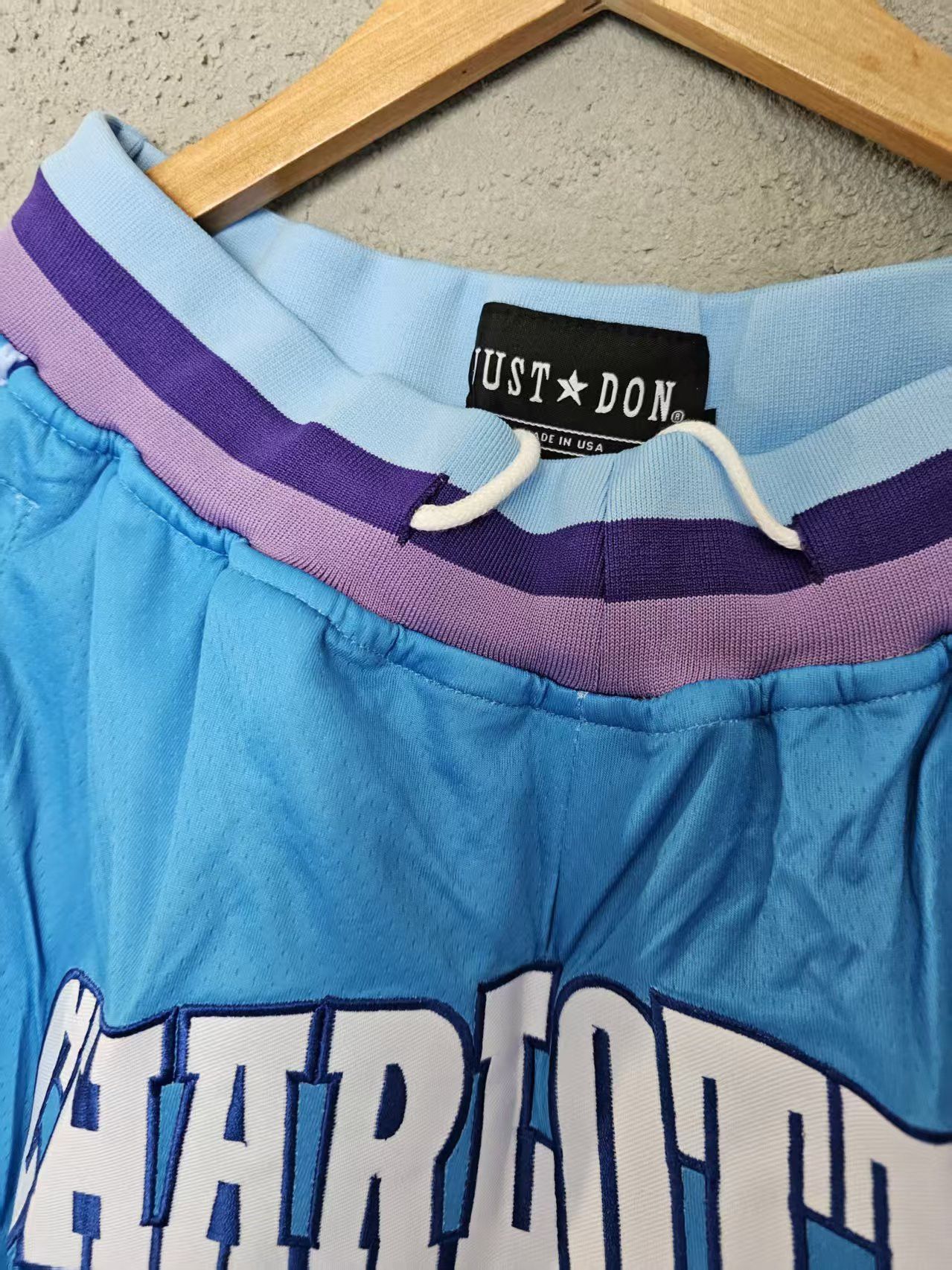 NBA Charlotte Hornets Short XL Vintage Size US 36 / EU 52 - 2 Thumbnail