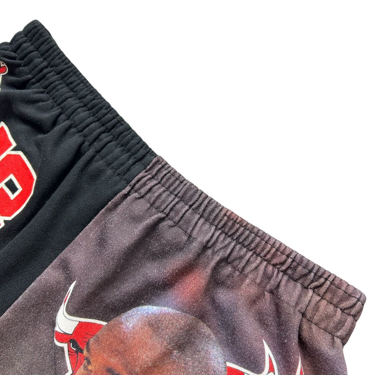 NBA RARE 90s CHICAGO BULLS MICHAEL JORDAN SWEAT SHORTS STARTER Size US 32 / EU 48 - 10 Thumbnail