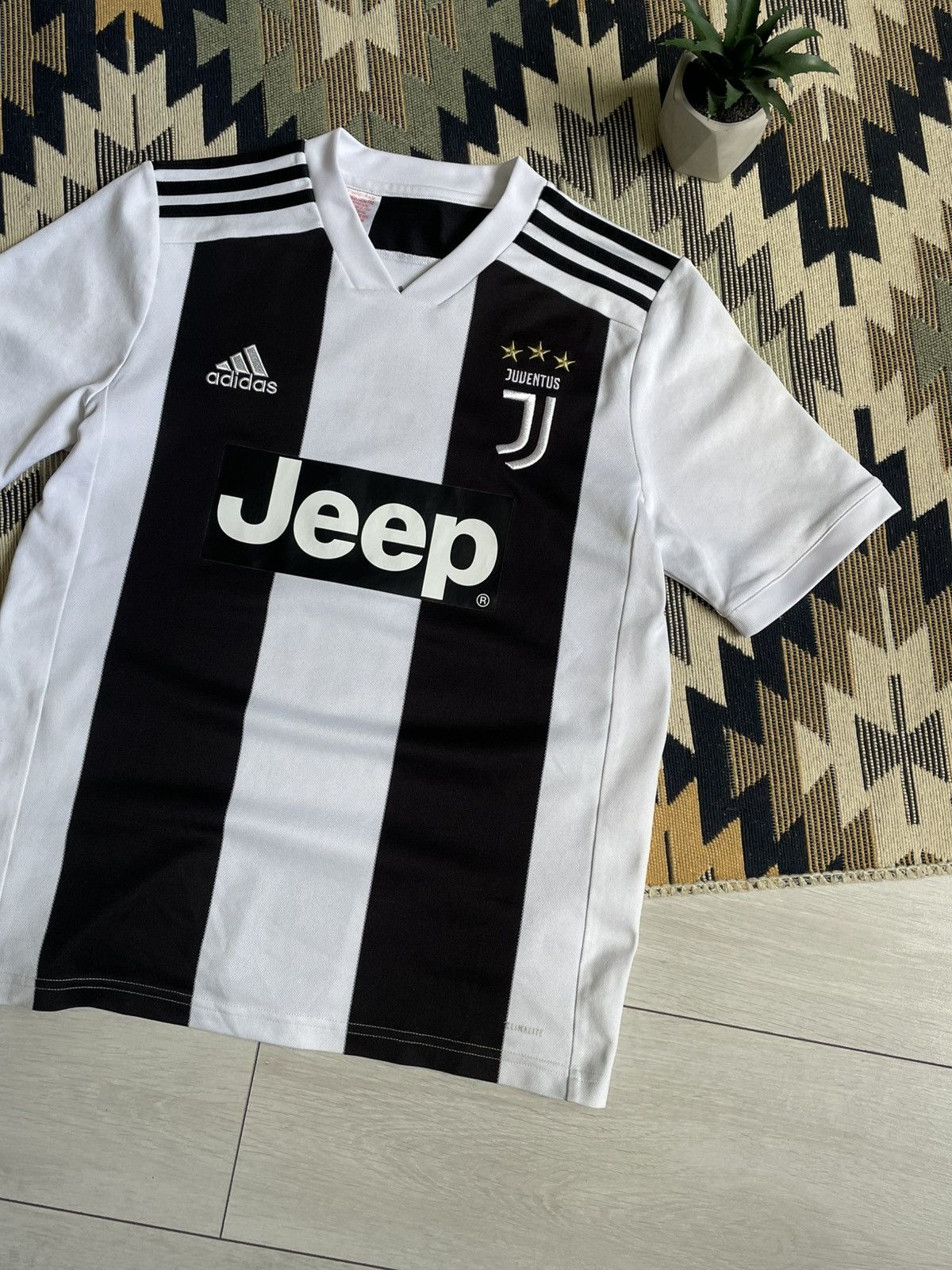 Vintage Cristiano Ronaldo Adidas Juventus 2018/19 Home Jersey Size US S / EU 44-46 / 1 - 7 Thumbnail