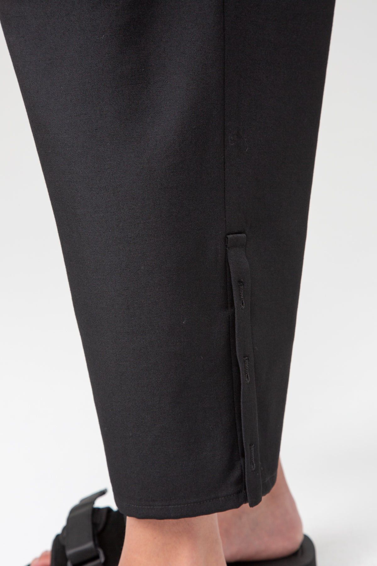 Yohji Yamamoto $1000 Yohji Yamamoto Tucked Hem Trousers Size 26" / US 2 / IT 38 - 4 Thumbnail