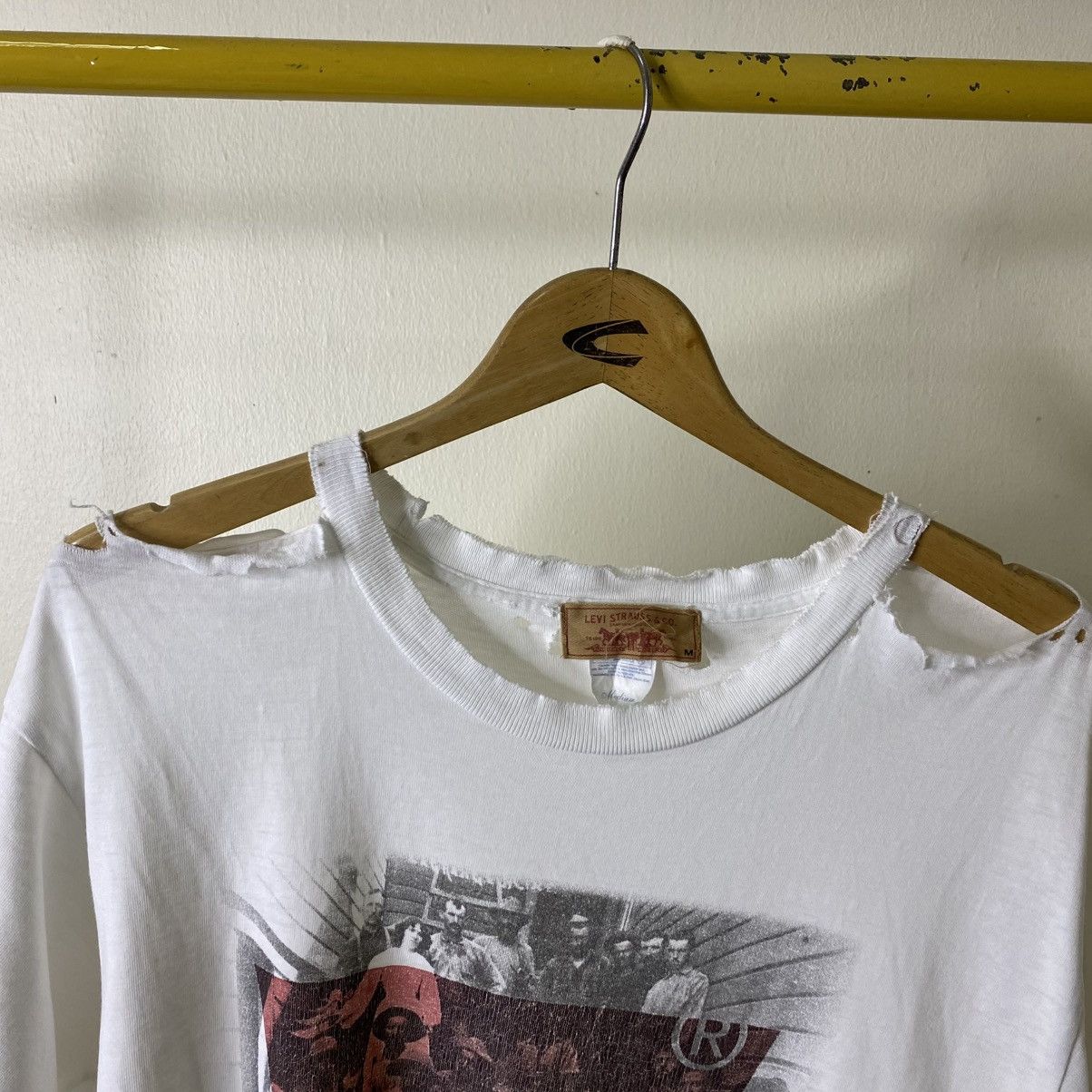 Levi's Vintage 1990s Levis Nice Graphic Distressed T Shirt Size US L / EU 52-54 / 3 - 3 Thumbnail