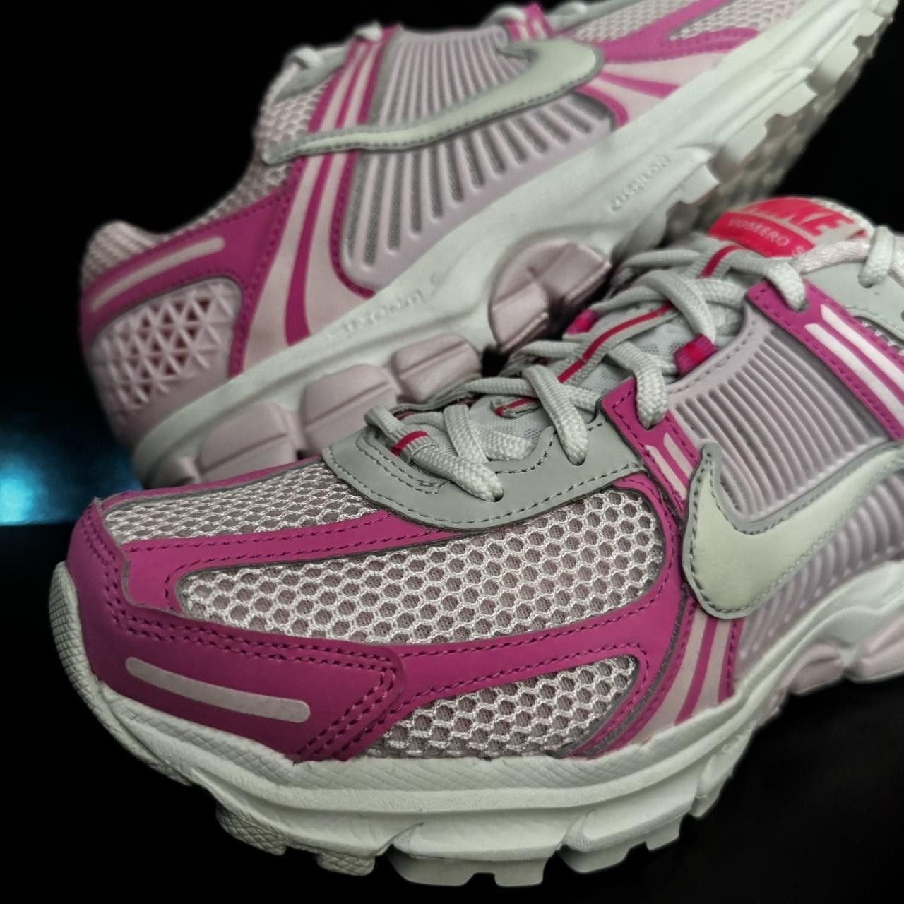 Nike Nike Zoom Vomero 5 Hyper Pink Size 10w Size US 10 / IT 40 - 3 Thumbnail