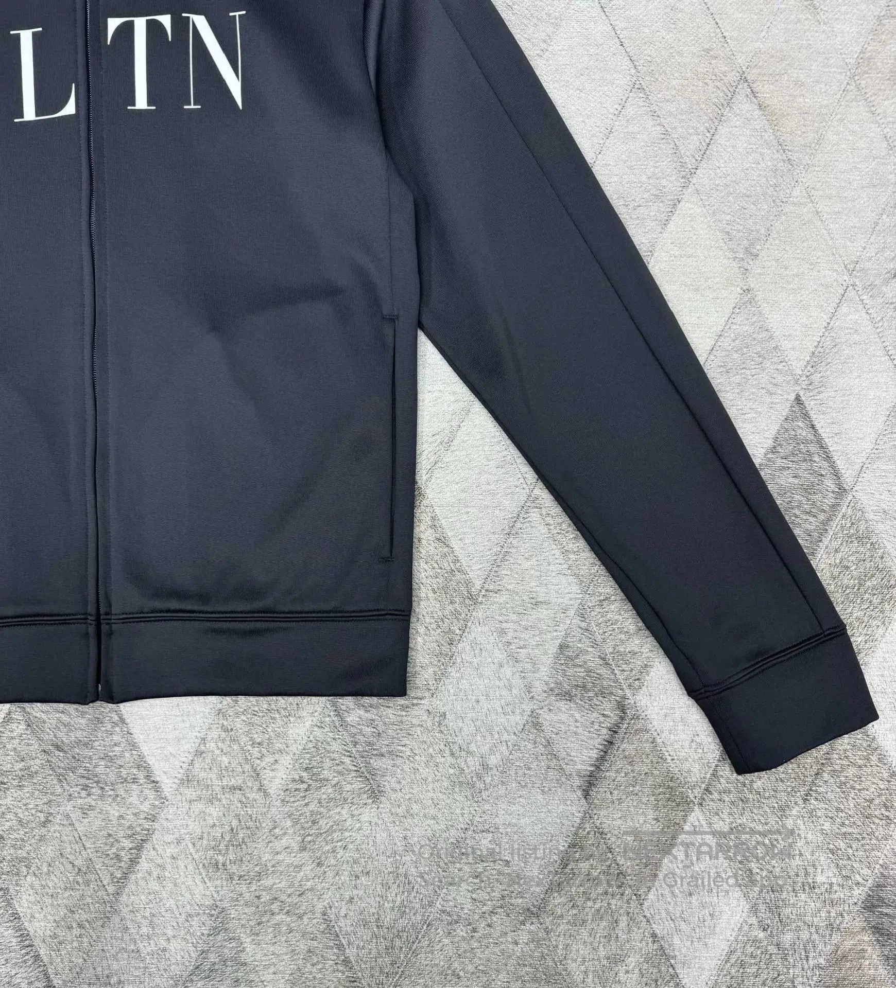 Valentino Valentino Classic Logo Coach Jacket. Size US XS / EU 42 / 0 - 3 Thumbnail
