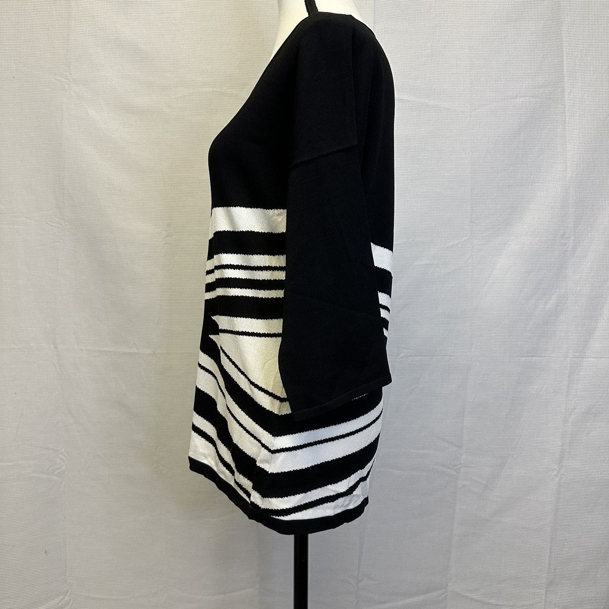 Escada Escada Stralon Black & White V-Neck Pullover - Size Small Size S / US 4 / IT 40 - 2 Thumbnail