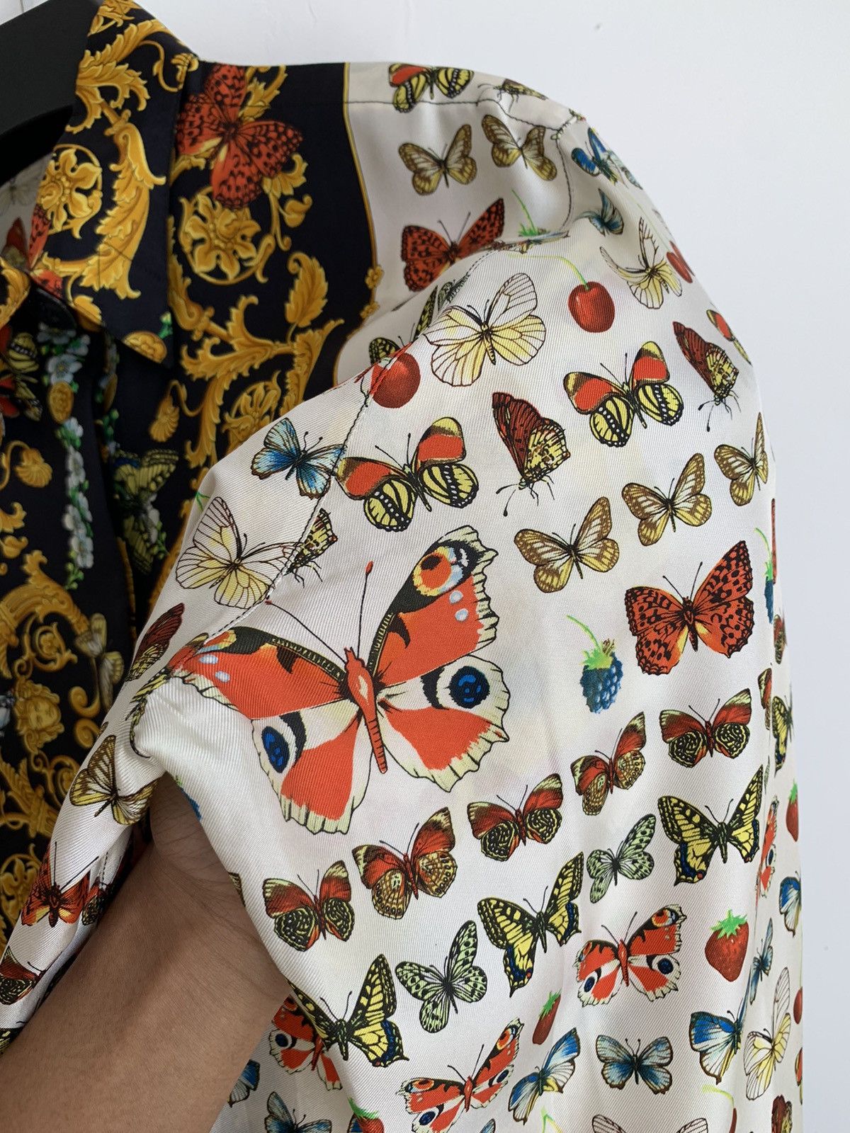 Versace Vintage 90s Gianni Versace Gold Butterflies Silk Shirt Size M / US 6-8 / IT 42-44 - 12 Thumbnail