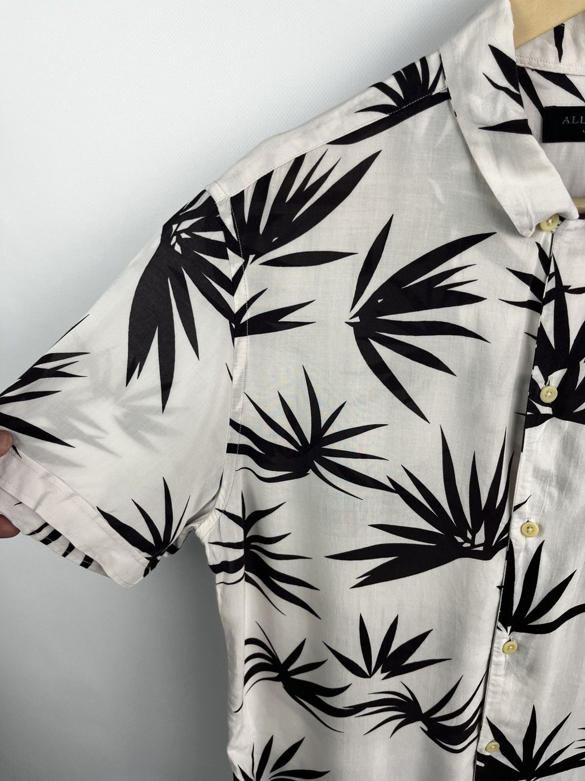 Allsaints All Saints Bhutan Shirt Men’s Medium White Floral Size US M / EU 48-50 / 2 - 4 Thumbnail