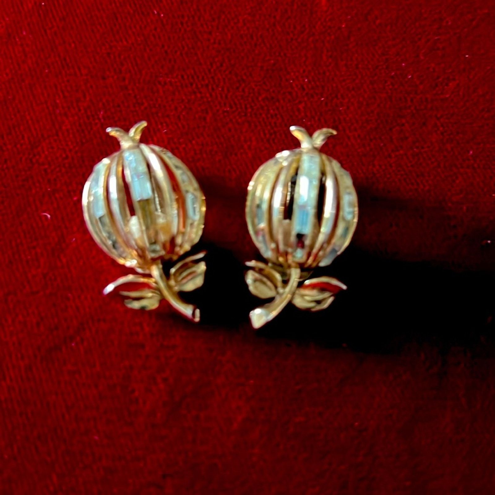 Vintage CROWN TRIFARI PAT PEND JEWELS BY TRIFARI GOLD CLIP EARRINGS Size ONE SIZE - 1 Thumbnail