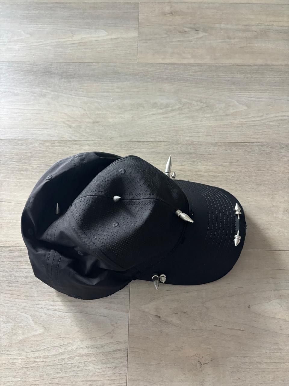 Balenciaga Balenciaga Perforated Spike Baseball Cap Size ONE SIZE - 7 Thumbnail