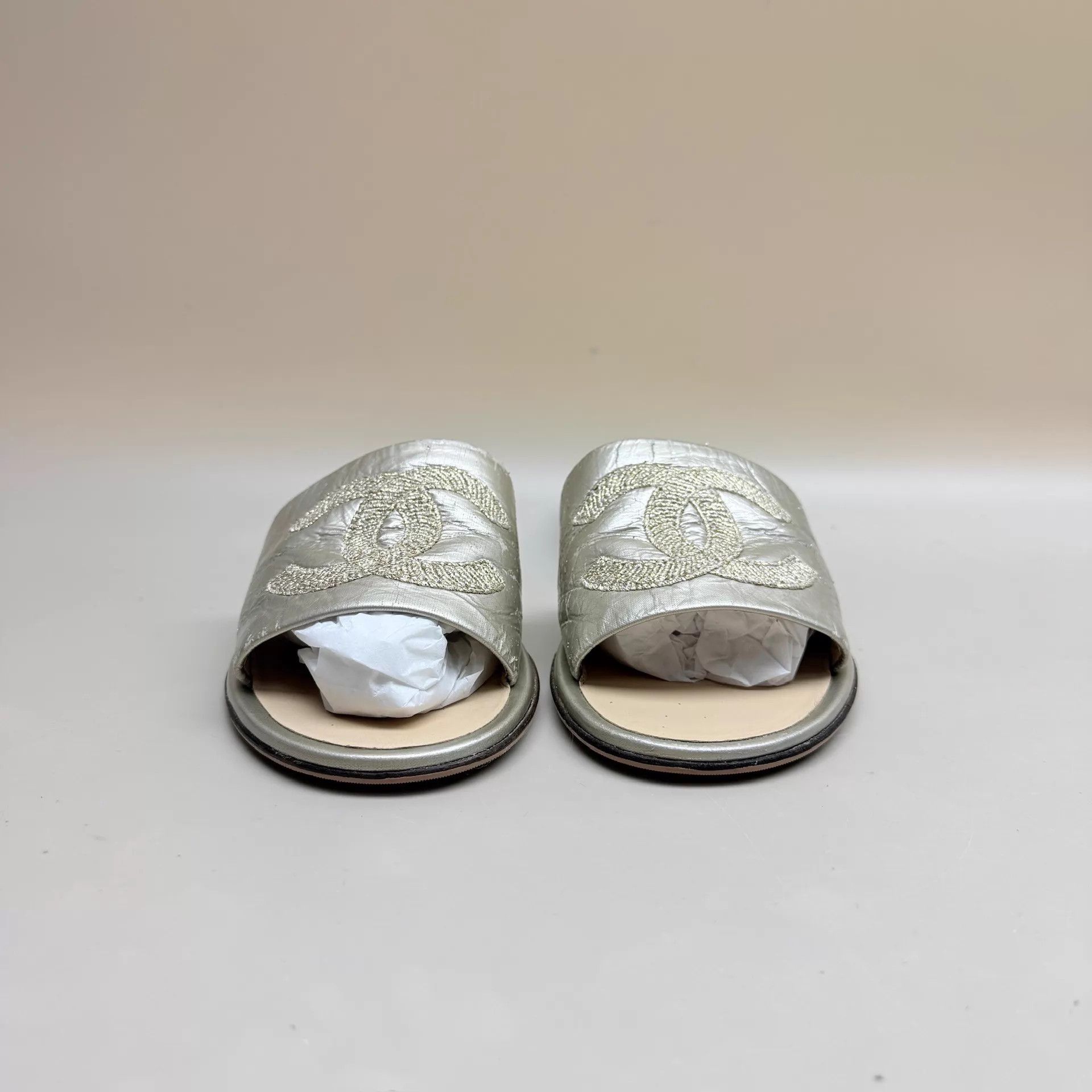 Chanel CHANEL Gold Embroidered CC Slippers 36 (99 New) Size US 5.5 / IT 35.5 - 2 Thumbnail
