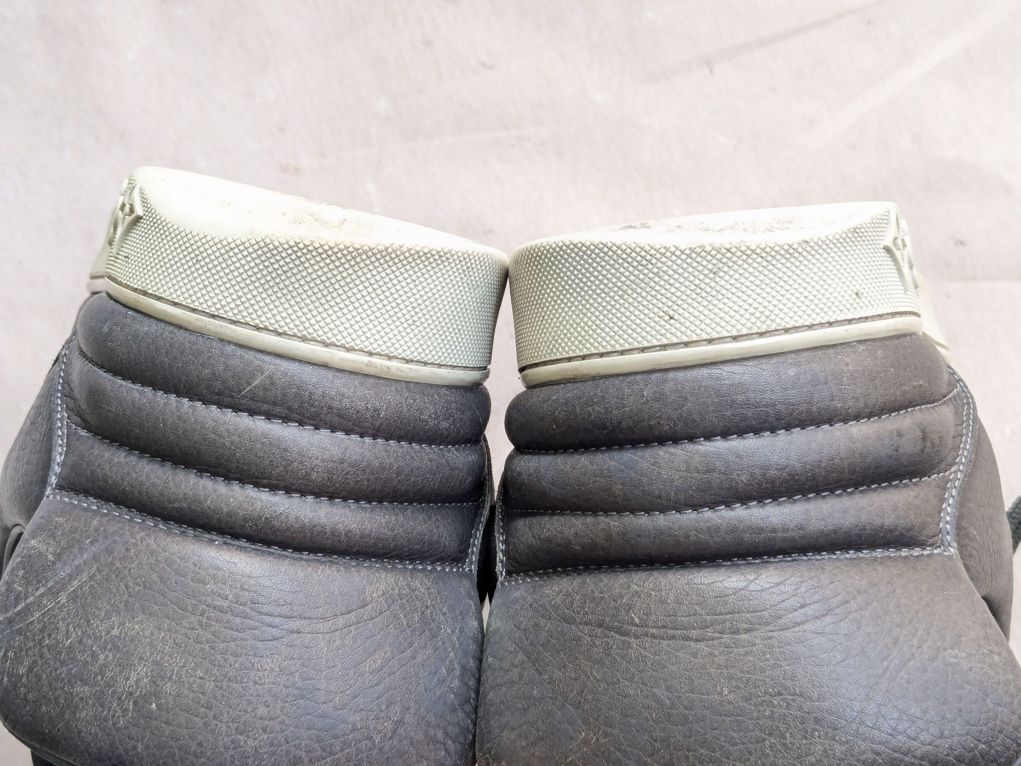 Kanye West × Louis Vuitton Louis Vuitton Dons Kanye West Gray Leather Low Tops 11 Size US 11 / EU 44 - 17 Thumbnail