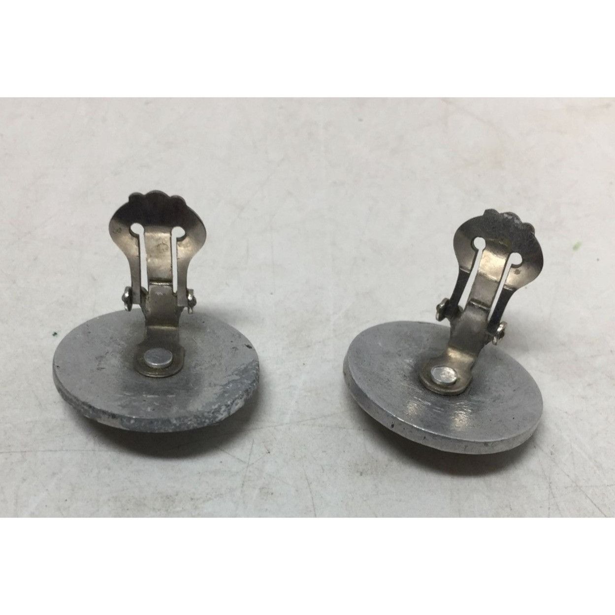 Other Women's Vintage Round Silver Tone Clip On Earrings Size ONE SIZE - 3 Thumbnail
