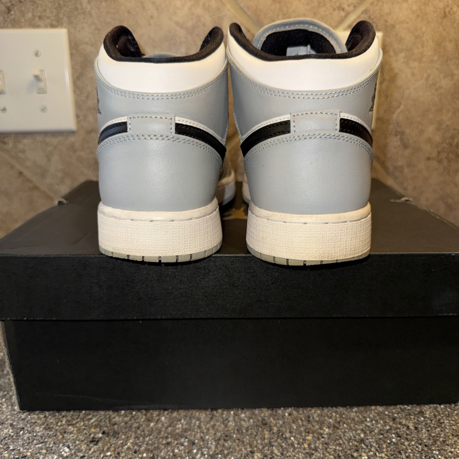 Jordan Brand Air Jordan 1 Mid (GS) Light Smoke Grey/Black-White 7Y-8.5w Size US 7 / EU 40 - 5 Thumbnail
