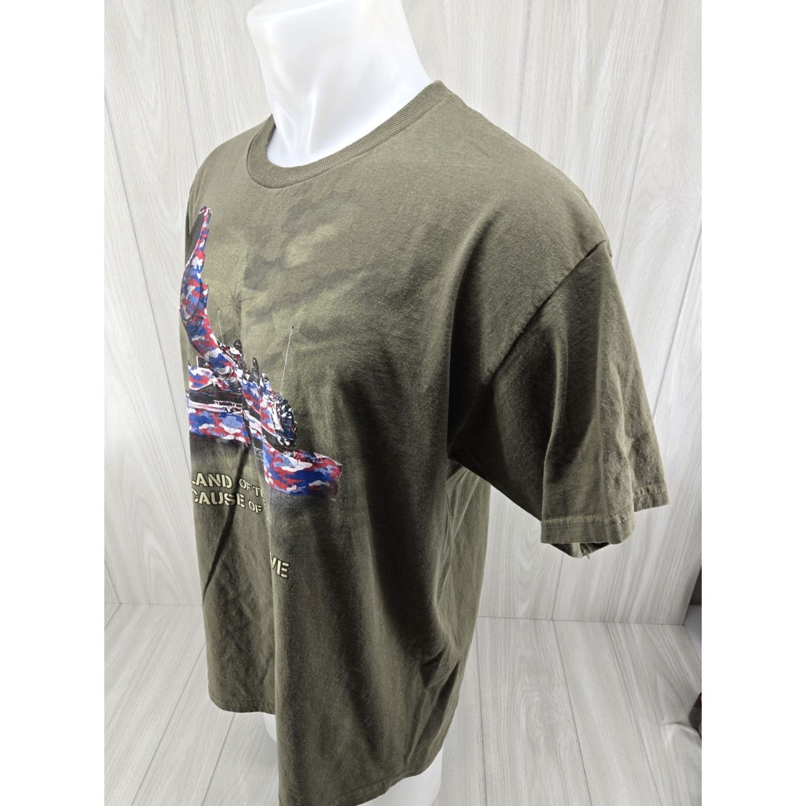 Vintage VINTAGE Land Of The Free Because Of The Brave XL Olive Green Tank Graphic T Shirt Size US XL / EU 56 / 4 - 4 Thumbnail