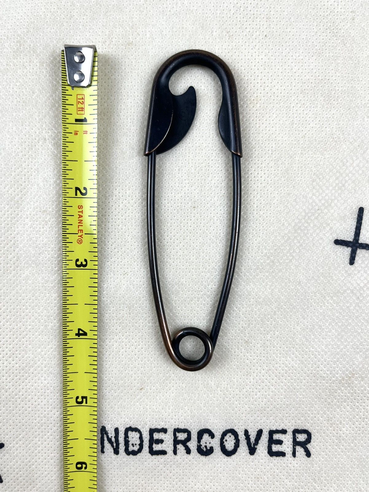 Undercover AW06 Undercover Oversized Safety Pin Guru Guru Size ONE SIZE - 4 Thumbnail
