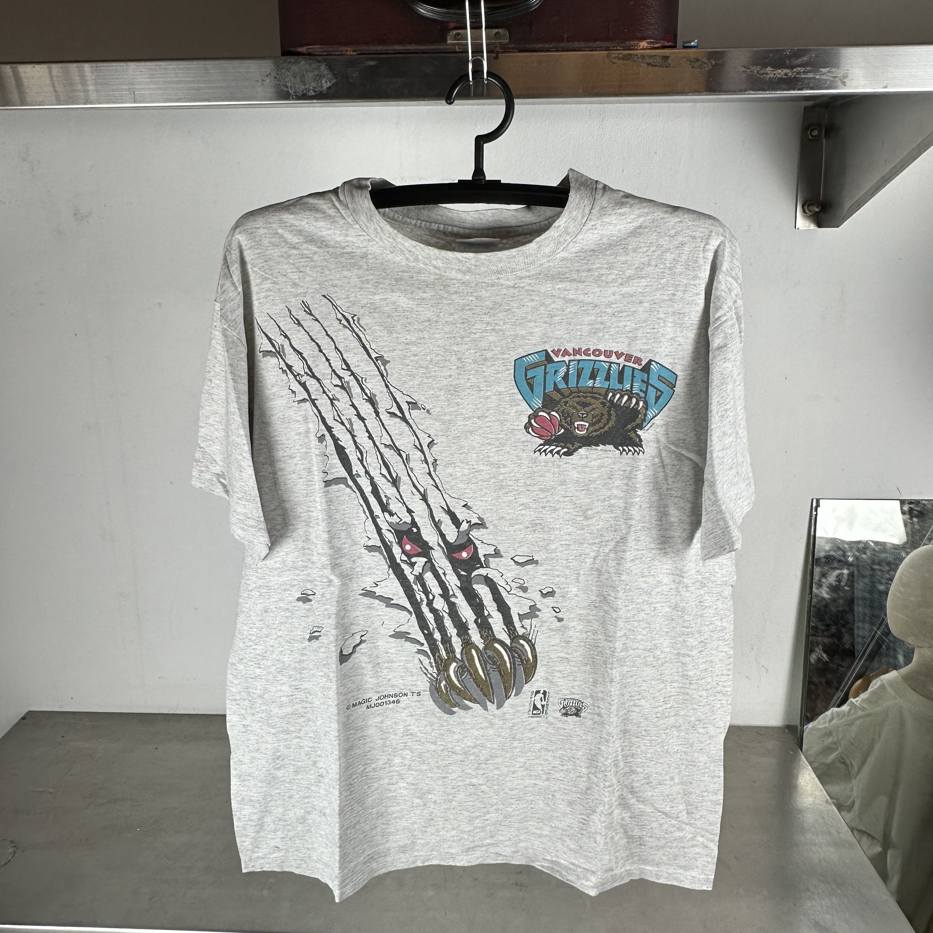 Vintage Vintage 1994 Vancouver Grizzlies NBA Graphic Large T-Shirt Size US L / EU 52-54 / 3 - 1 Thumbnail