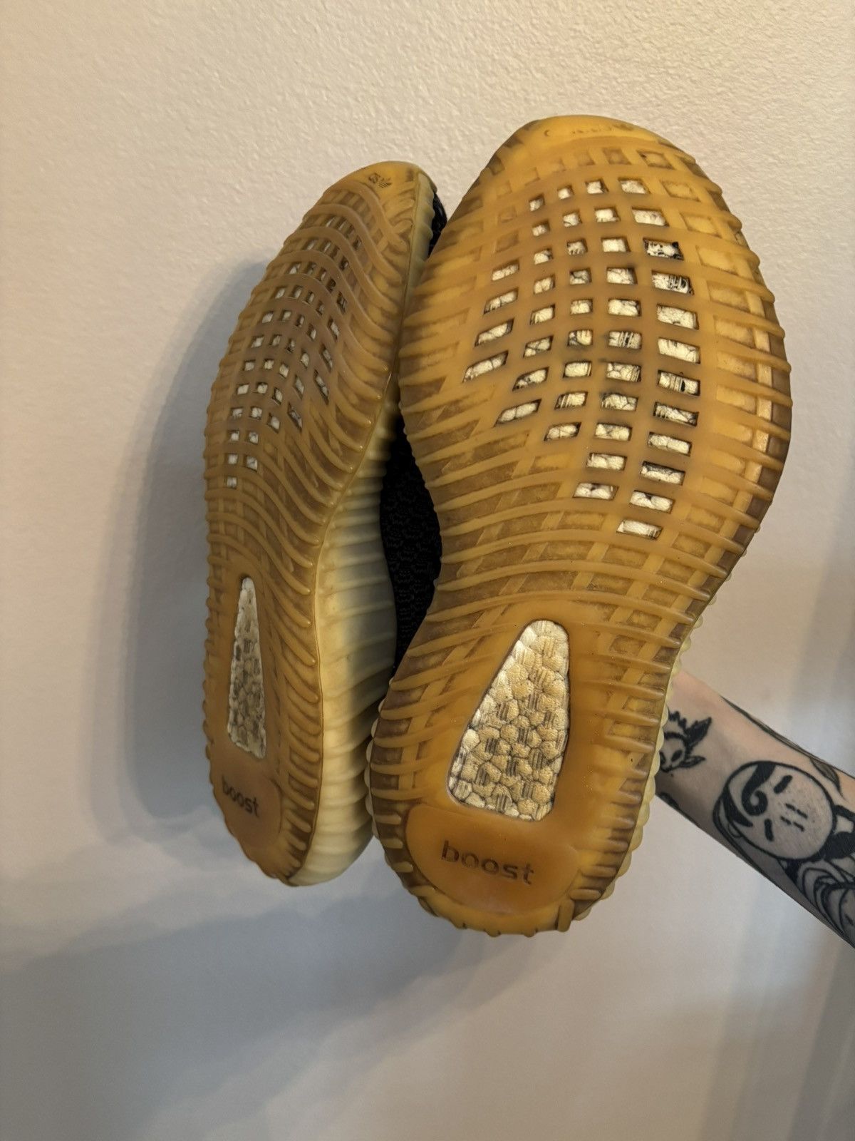 Yeezy adidas Yeezy Boost 350 V2 ‘Carbon' Size US 6 / EU 39 - 5 Thumbnail