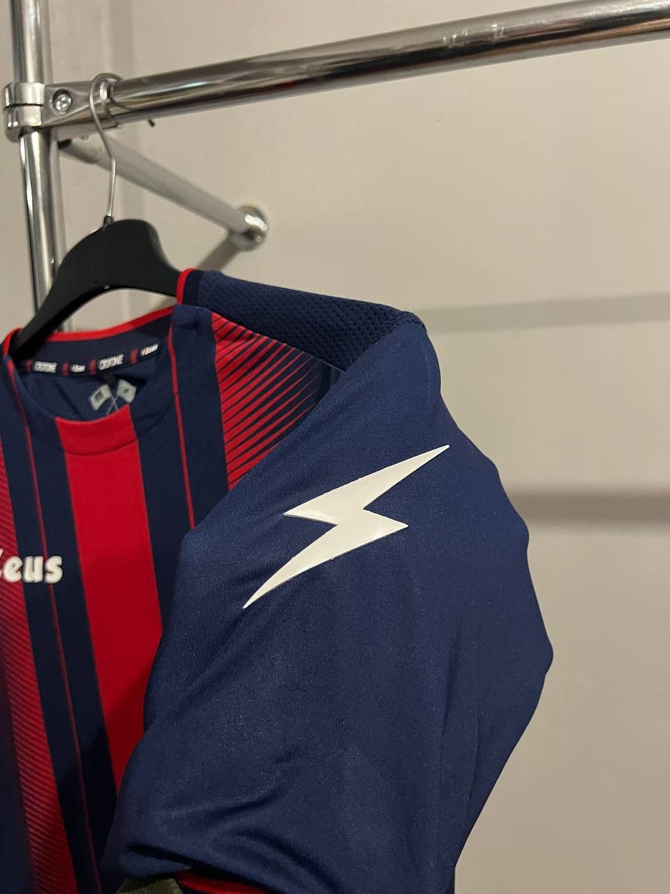 Sports Specialties 2018/19 CROTONE FC HOME SOCCER JERSEY FOOTBALL SHIRT ZEUS L Size US L / EU 52-54 / 3 - 8 Thumbnail