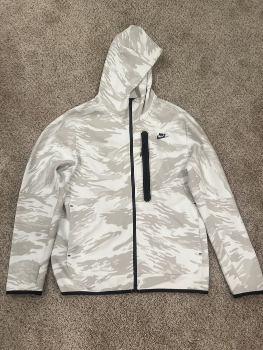 White camo best sale nike tech