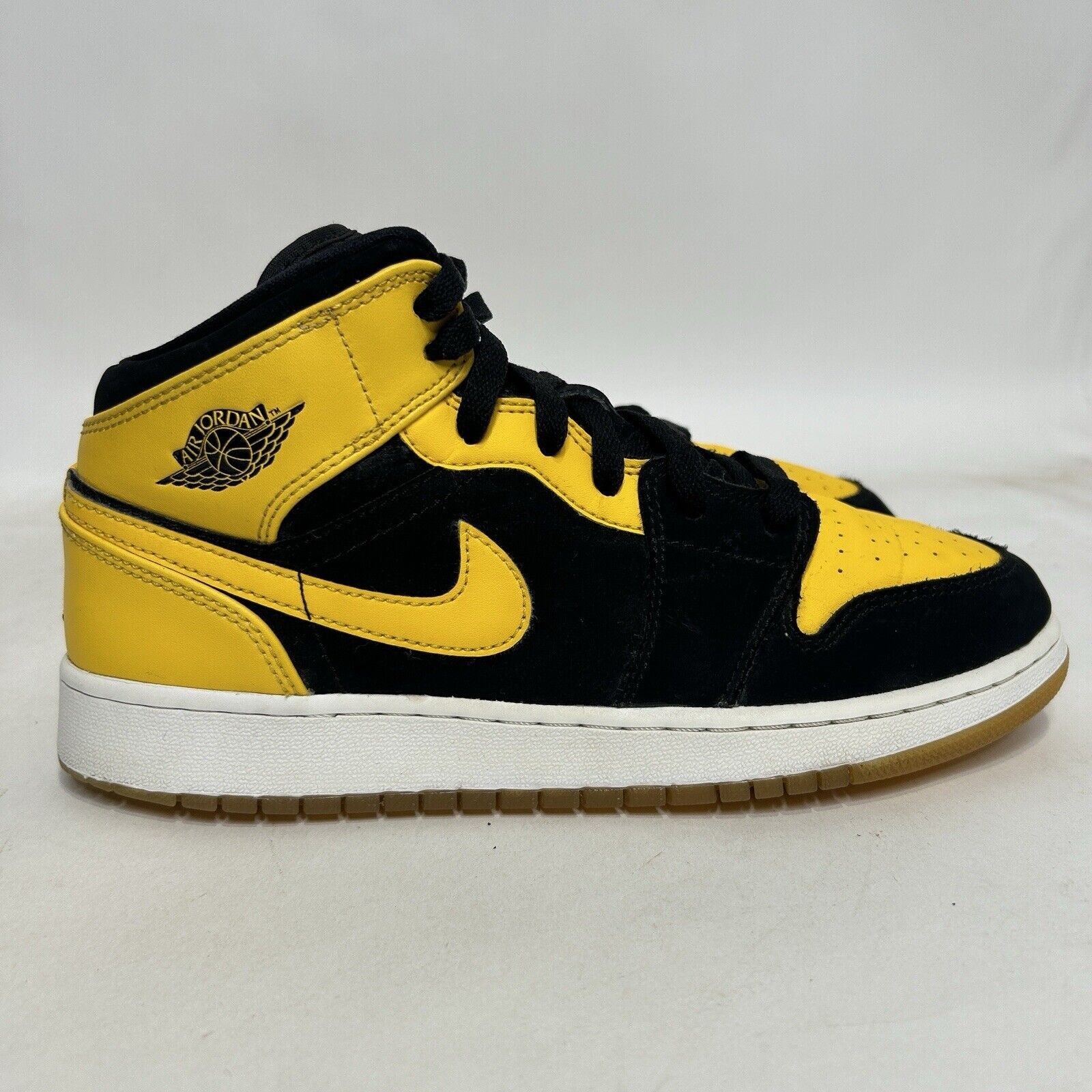 Jordan Brand Nike Shoes Air Jordan 1 Retro Mid GS “New Love” 2017 Size US 8.5 / IT 38.5 - 5 Thumbnail
