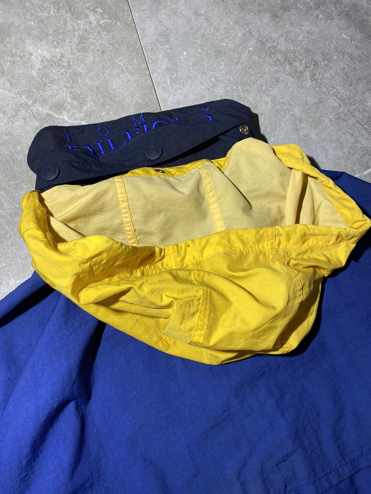 Tommy Hilfiger × Vintage Vintage Tommy Hilfiger Windbreaker Jacket Size US M / EU 48-50 / 2 - 16 Thumbnail