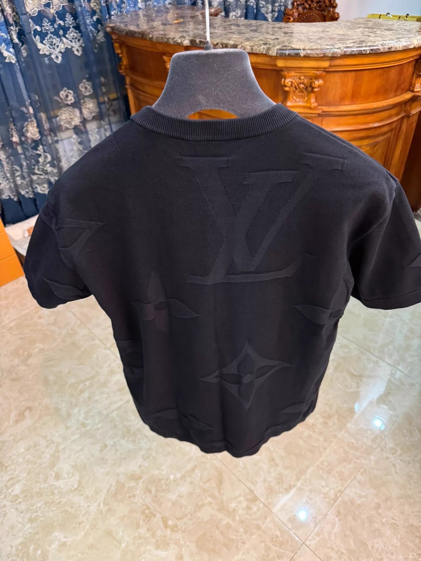 Louis Vuitton LV Black Monogram Embossed Crewneck T-shirt M Size US M / EU 48-50 / 2 - 2 Thumbnail
