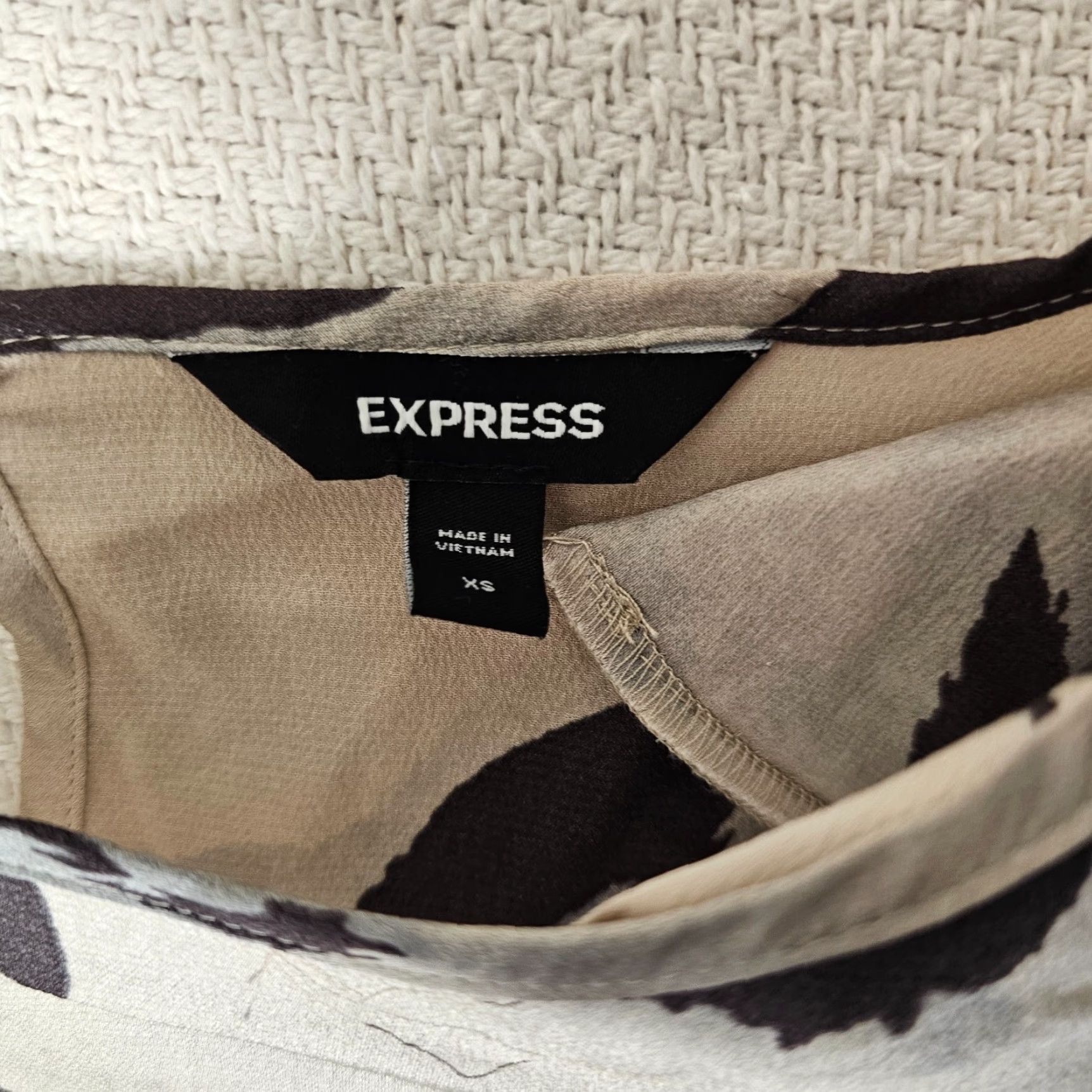 Express Express Women's Size XS Strong Shoulder Cropped Cheetah Print Top Blouse Size M / US 6-8 / IT 42-44 - 6 Thumbnail