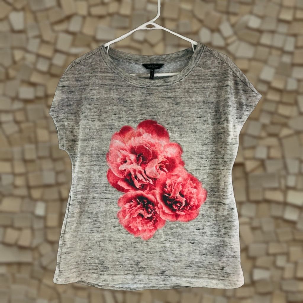 Nicole Miller Nicole Miller T-Shirt Women's Medium Gray Cap Sleeve Floral Rose Print Size M / US 6-8 / IT 42-44 - 1 Thumbnail