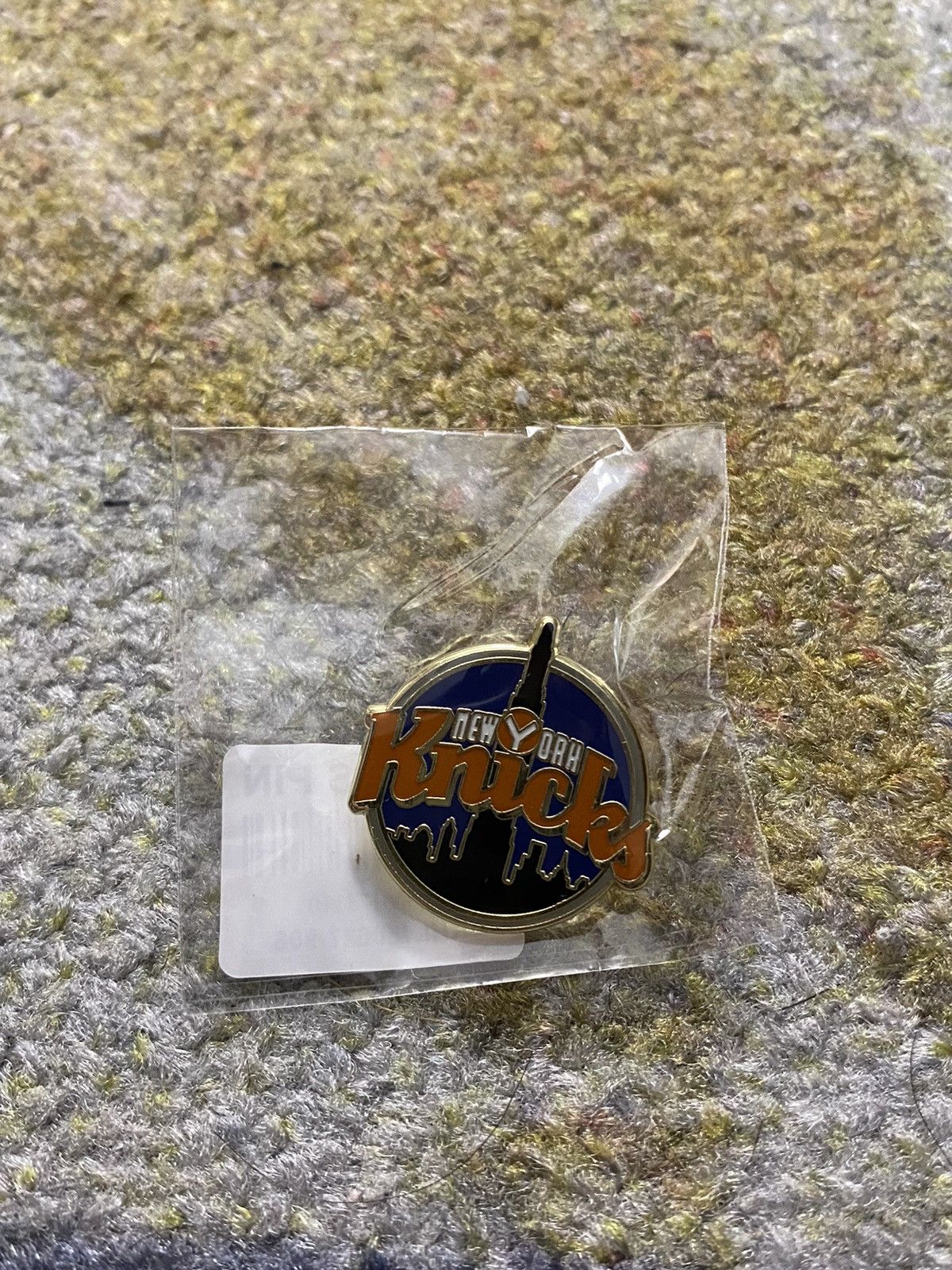 Kith × NBA Kith x New York Knicks Pin Size ONE SIZE - 1 Thumbnail