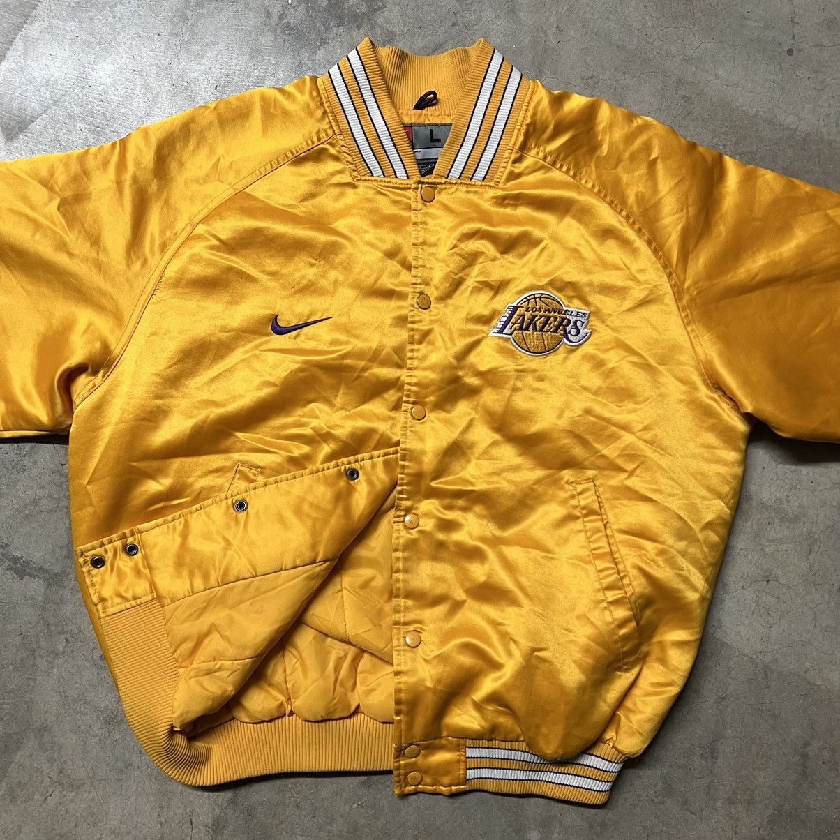 NBA × Vintage Vintage 2000’s NBA Los Angeles Lakers Team Nike Satin Jacket Size US L / EU 52-54 / 3 - 3 Thumbnail