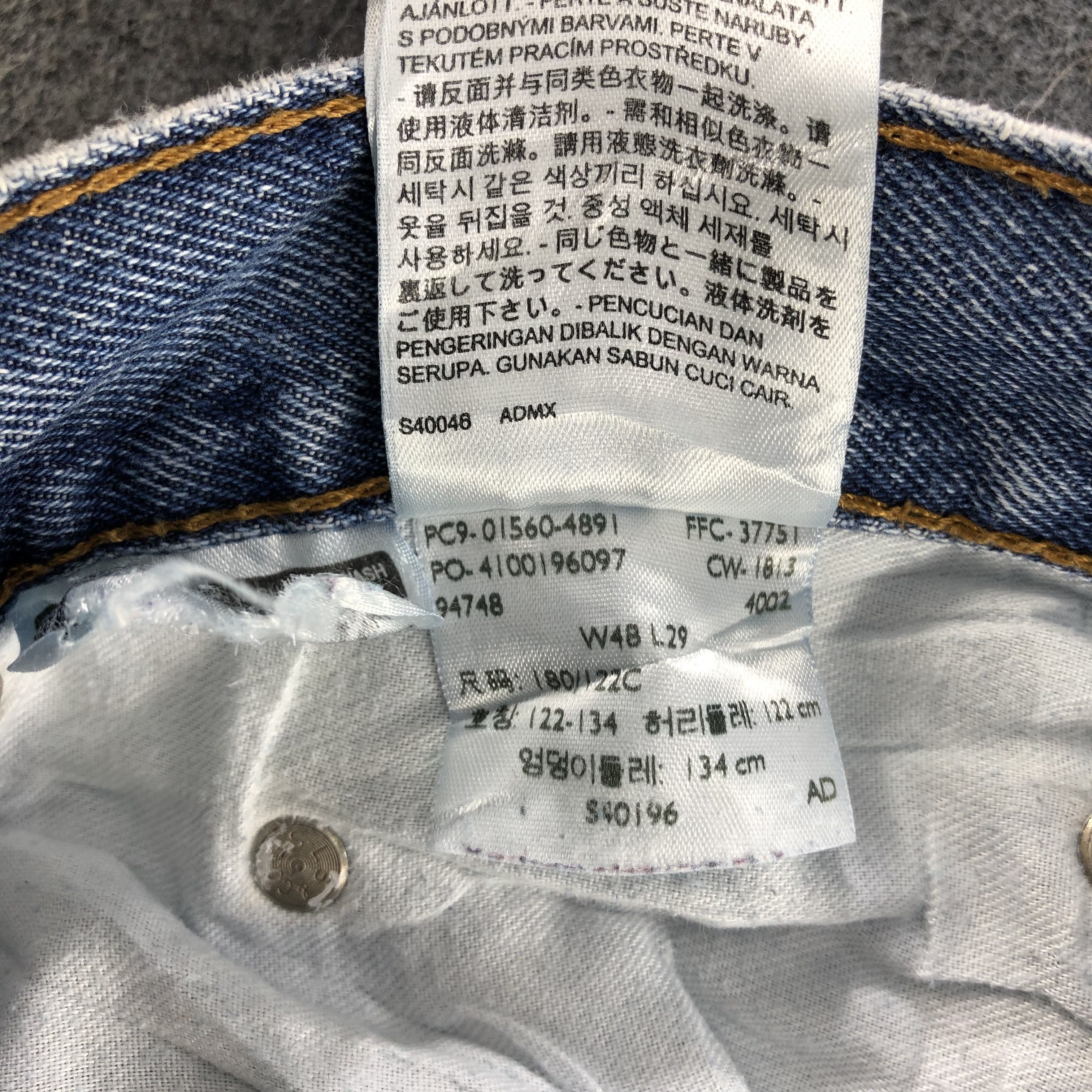 Levi's W48 Light Wash Vintage Levis 560 Jeans-J1192 Size US 44 / EU 60 - 11 Thumbnail