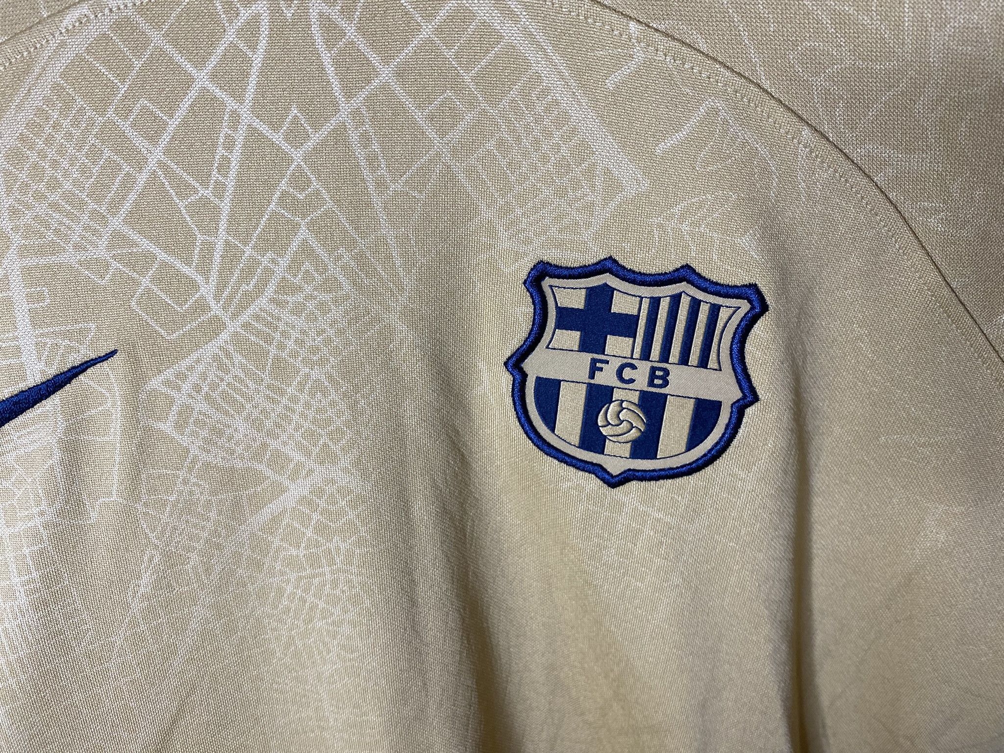 Nike BARCELONA 2022 2023 AWAY FOOTBALL SHIRT SOCCER JERSEY NIKE Size US S / EU 44-46 / 1 - 3 Thumbnail