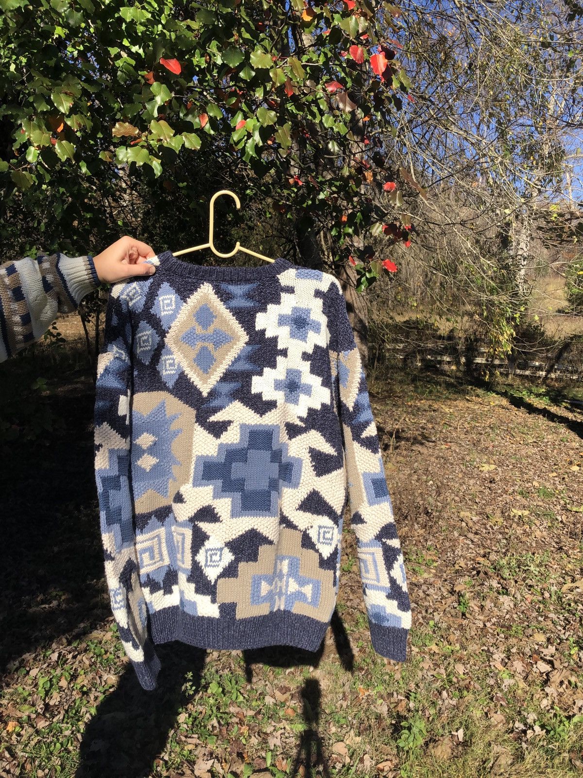 Northern Isles Vintage Northern Isles Blue and Cream Hand-Knitted sweater Size L / US 10 / IT 46 - 2 Thumbnail