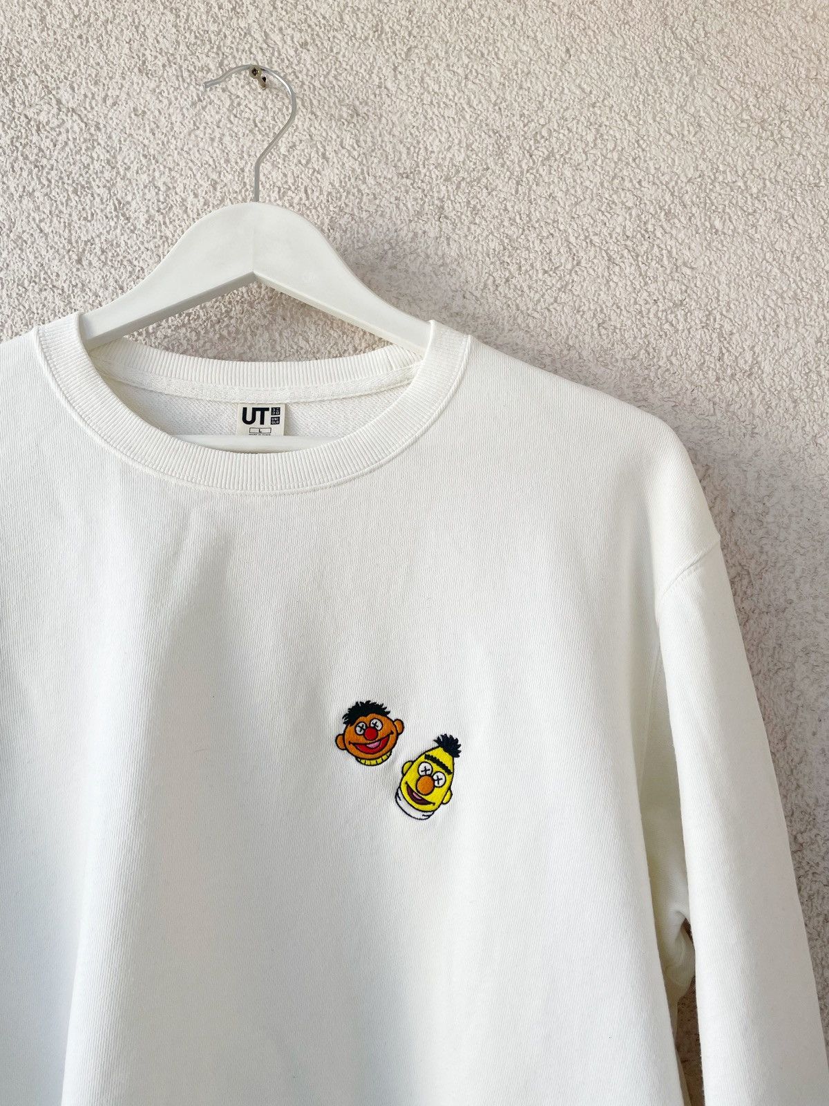 Kaws × Uniqlo Kaws x Uniqlo White Sweatshirt – Size L – Men Cartoon Faces Size US L / EU 52-54 / 3 - 2 Thumbnail