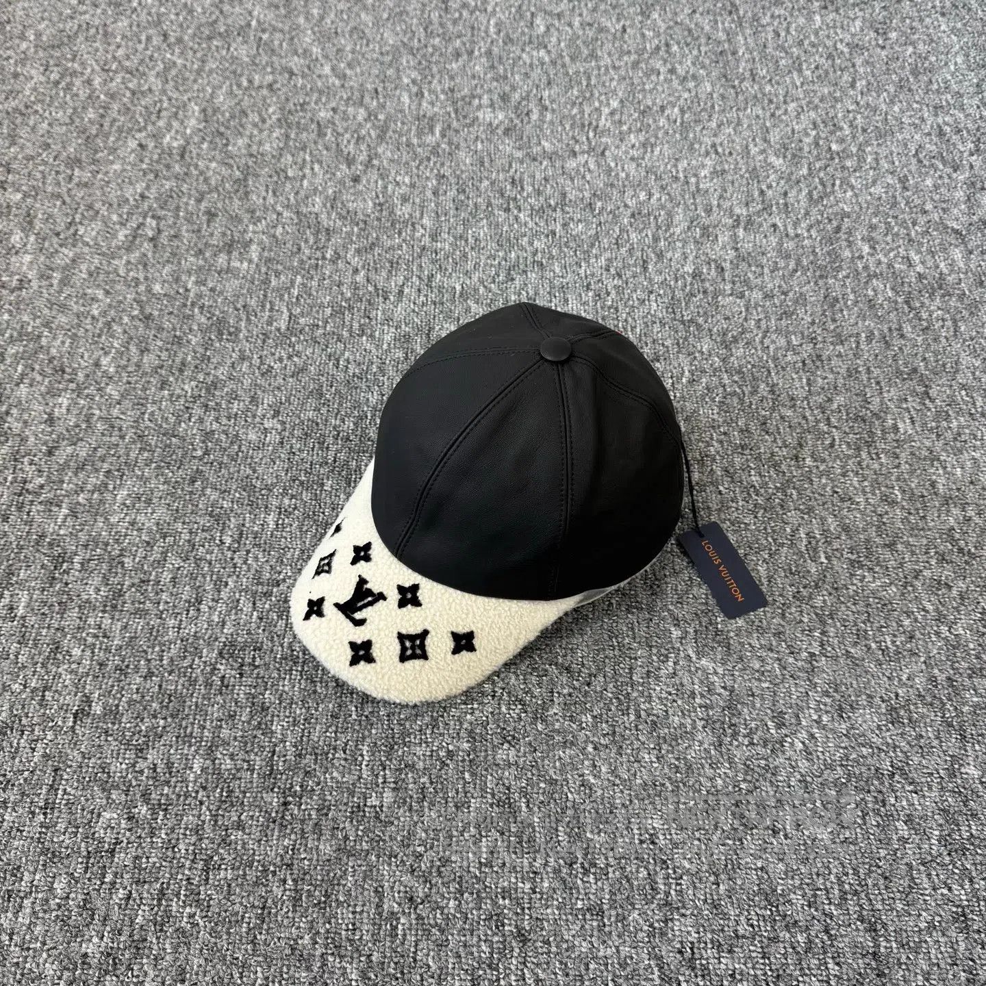 Louis Vuitton Louis Vuitton Aged color combination, Phantom, Belt| Size ONE SIZE - 1 Thumbnail