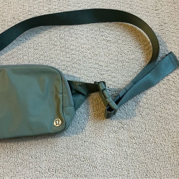 Lululemon New Lululemon Wear everywhere Belt Bag Green Size ONE SIZE - 7 Thumbnail