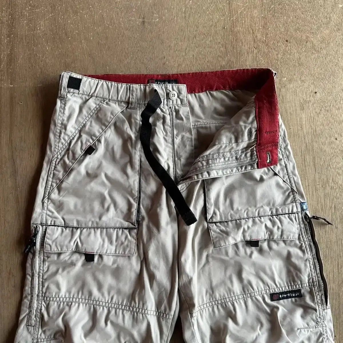 JNCO STEALS🔥THRILLER CARGO BAGGY MULTIPOCKET PARACHUTE ( 2 in 1) Size US 33 - 9 Thumbnail