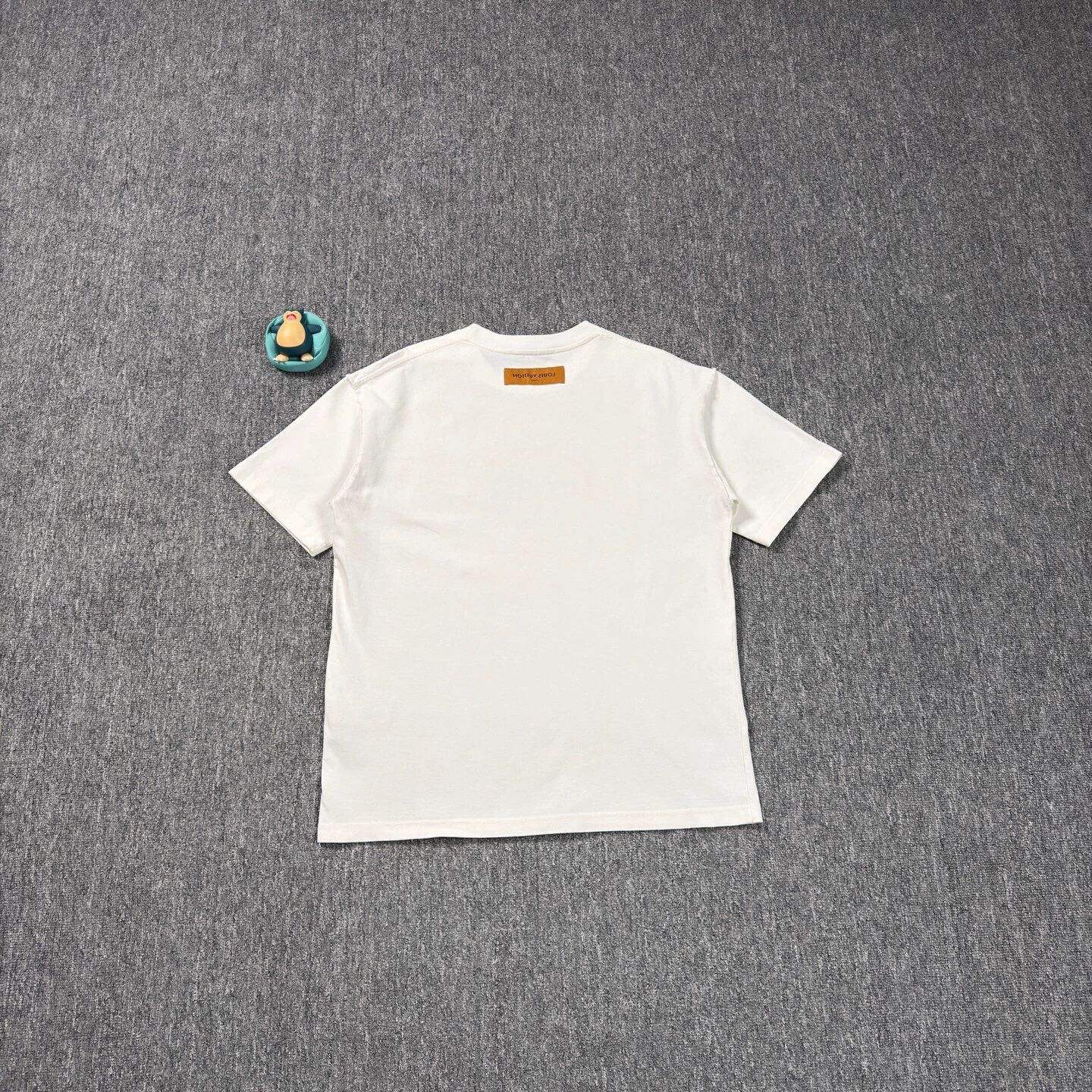 Louis Vuitton LV rainbow white short sleeve L like new Size US L / EU 52-54 / 3 - 2 Thumbnail