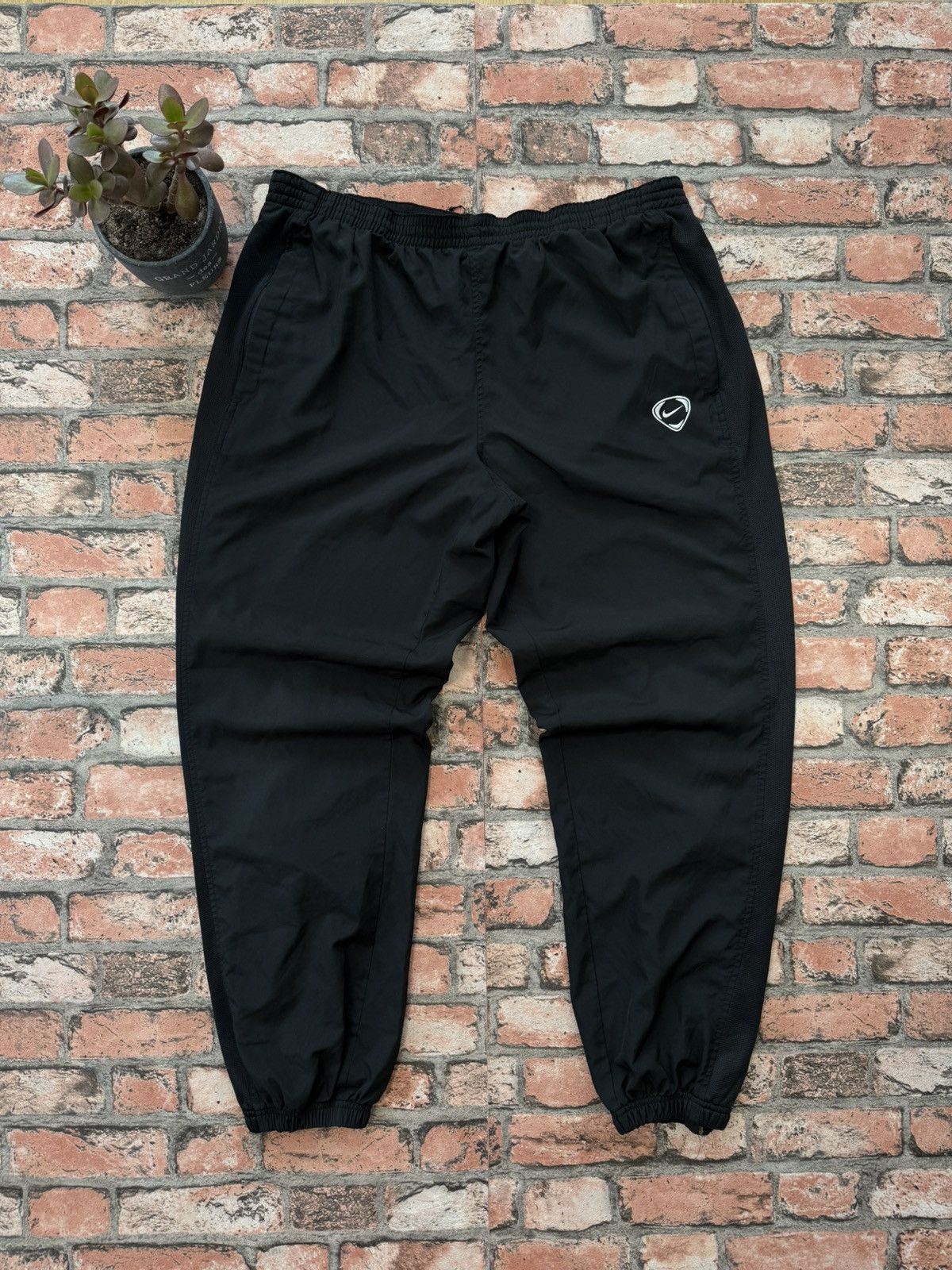 Nike 90’s NIKE RARE SWOOSH LOGO Y2K RETRO NYLON VINTAGE ZIP PANTS Size US 34 / EU 50 - 1 Thumbnail