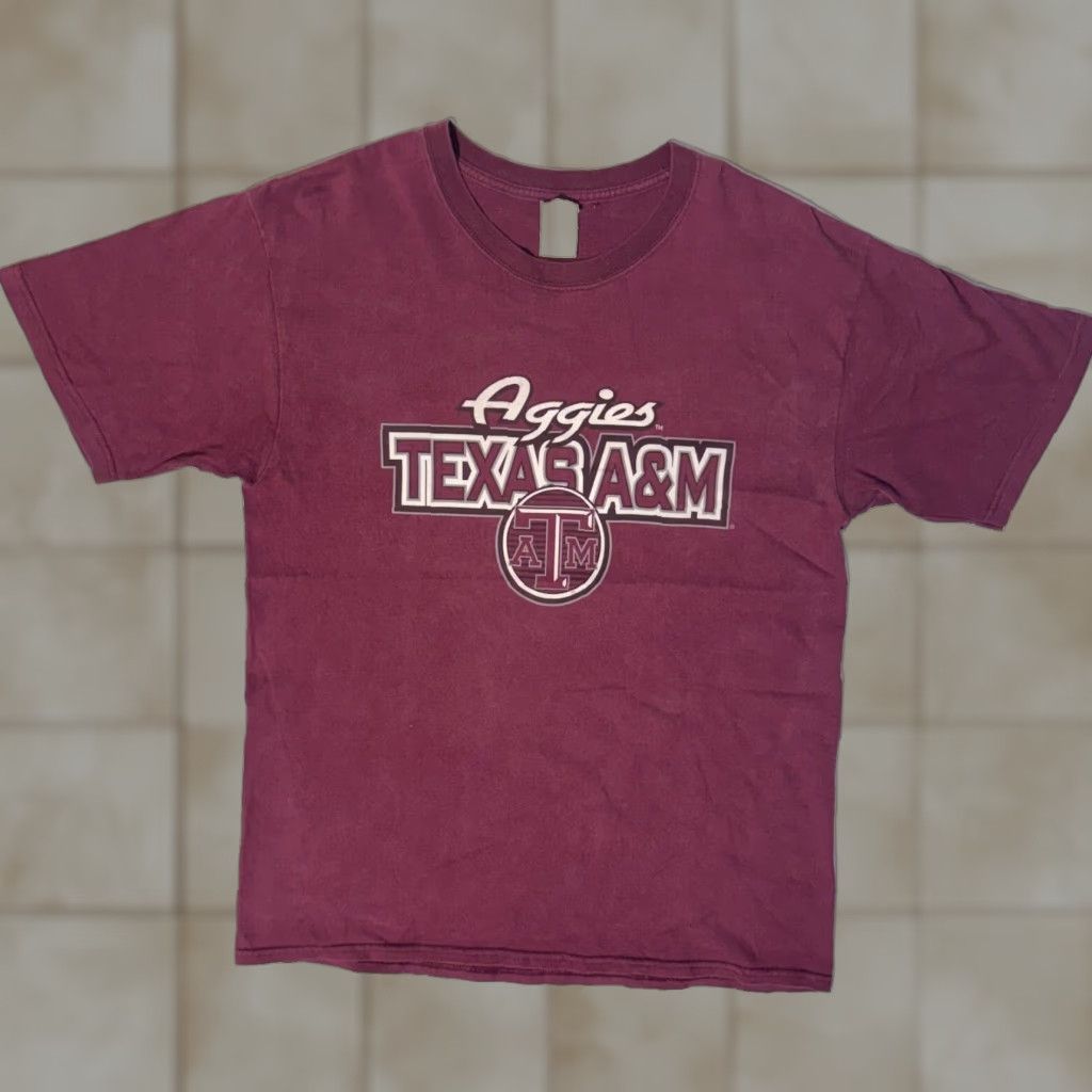 Gildan Texas A&M Aggies Y2K Logo Maroon College Graphic Tshirt L Size US L / EU 52-54 / 3 - 1 Thumbnail